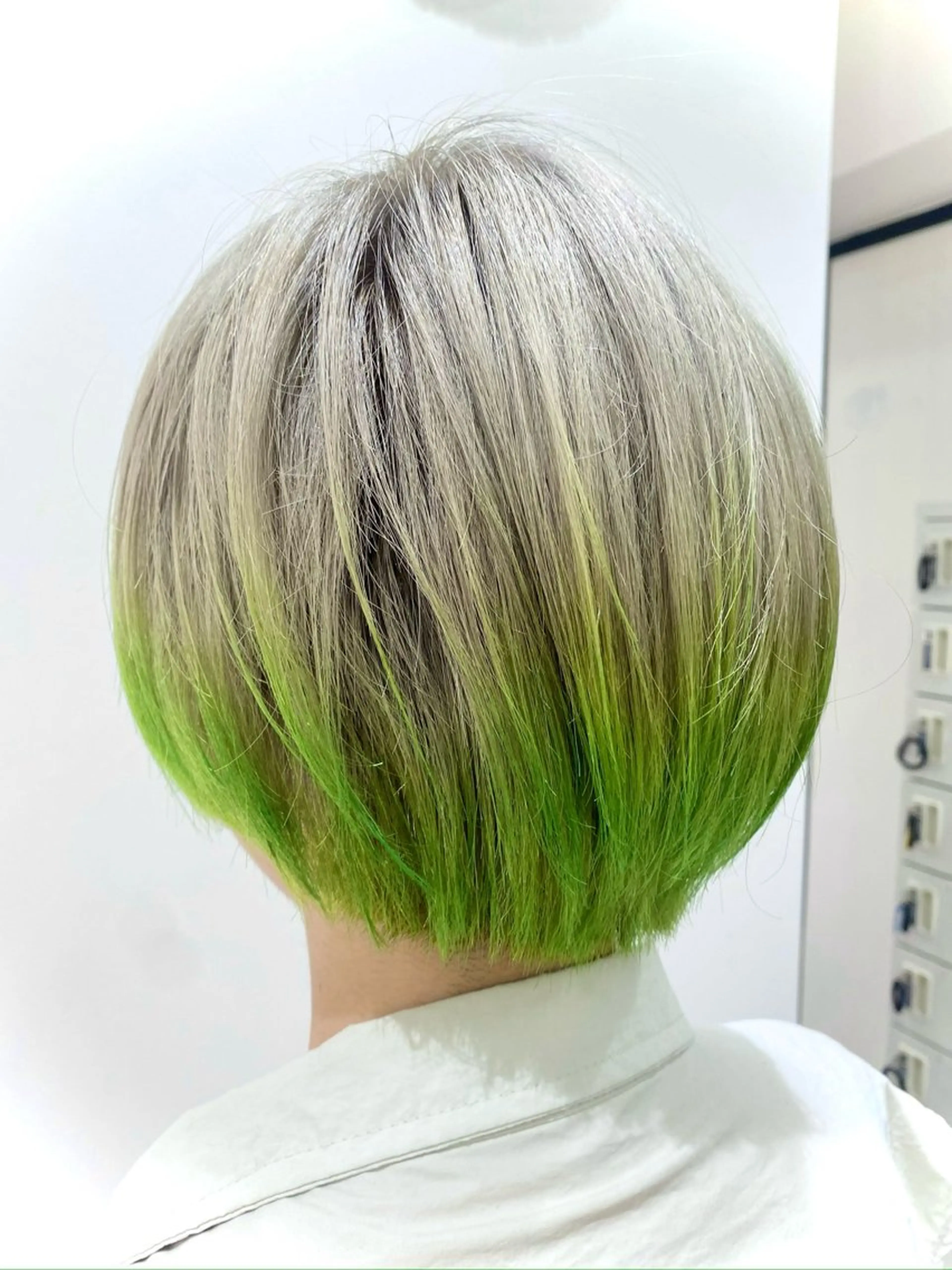 ショート カラー ベージュカラー デザインカラー グラデーションカラー シルバー シルバーベージュ カット ヘアカラー SALOWIN二子玉川South店所属・🌼デザインカラー 🌼kumicoのヘアスタイル