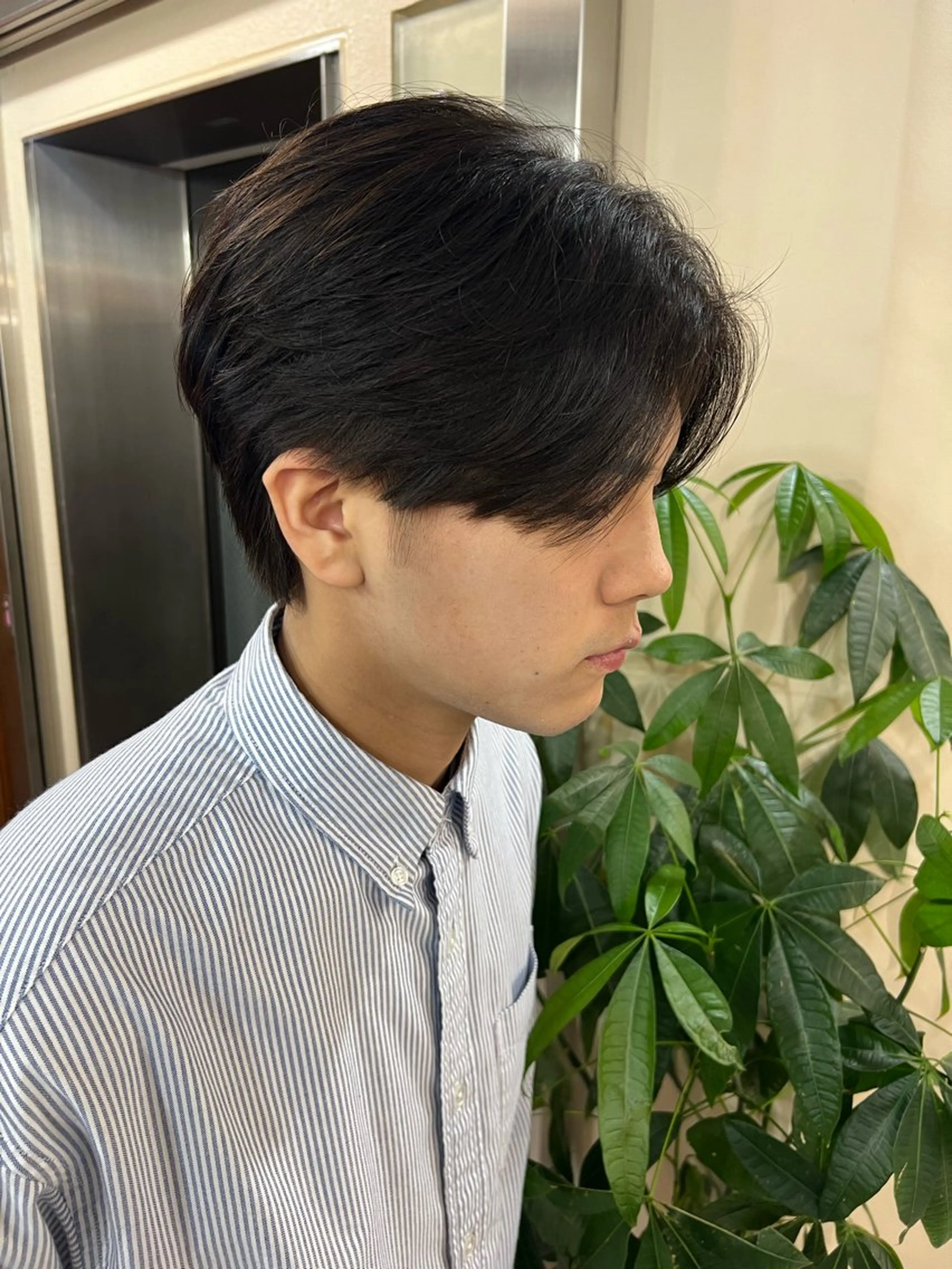 ミディアム メンズ カット メンズ職人/センター パート/富沢真斗のヘアスタイル
