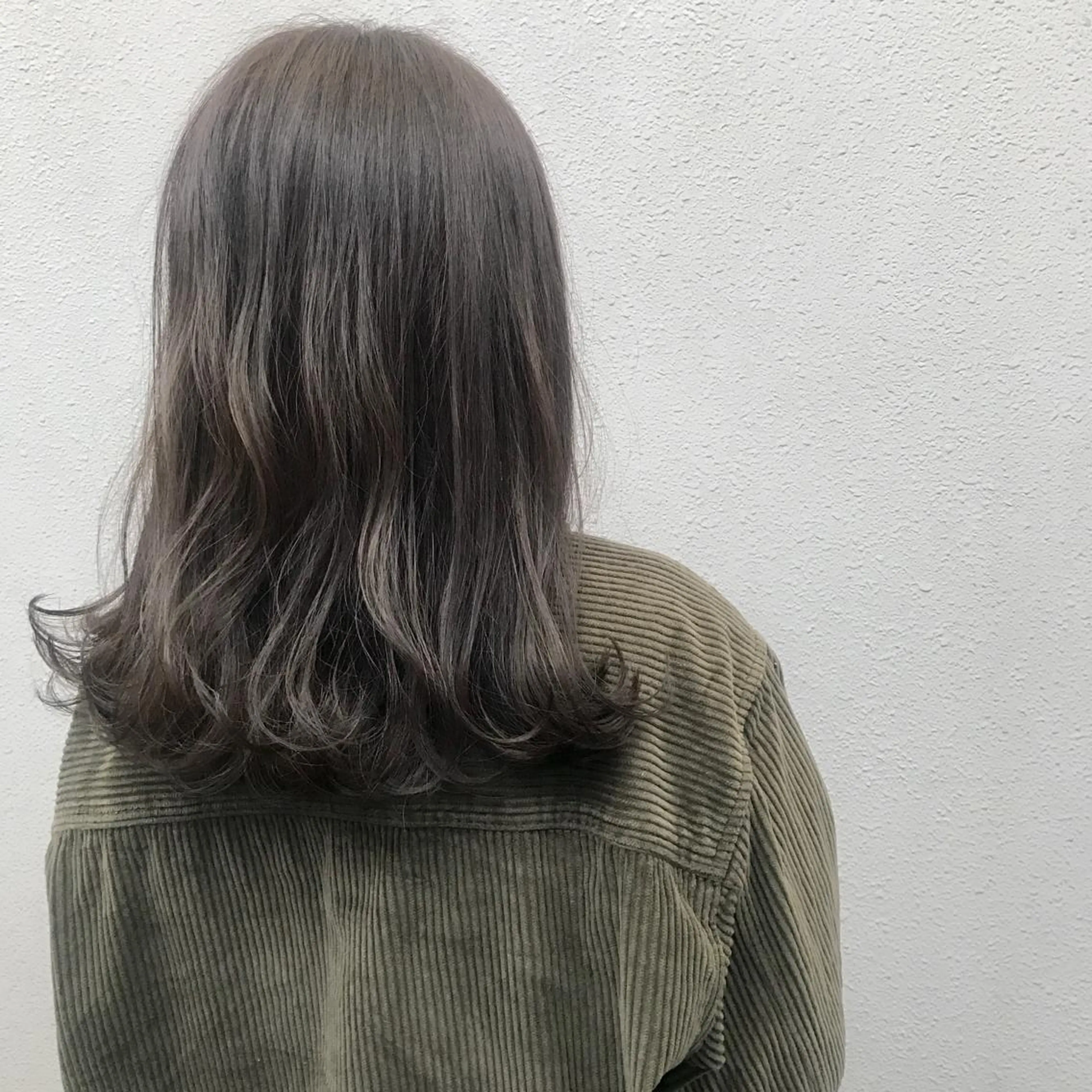ミディアム カラー ヤスドミ ケイスケのヘアスタイル
