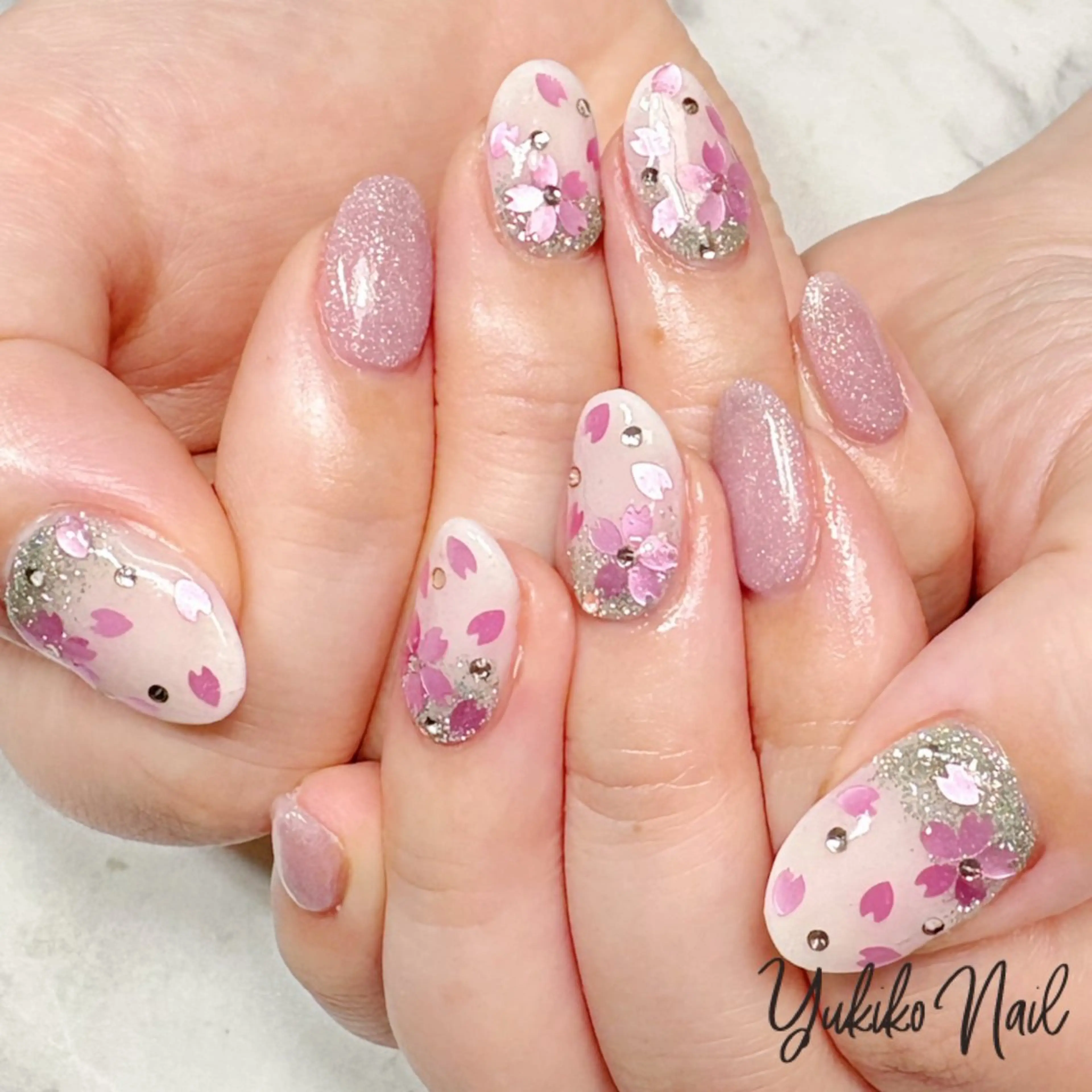 ネイル 桜ネイル フラワーネイル グラデーション ホログラムネイル キラキラネイル ハンドネイル ユキコ ネイルのネイルデザイン