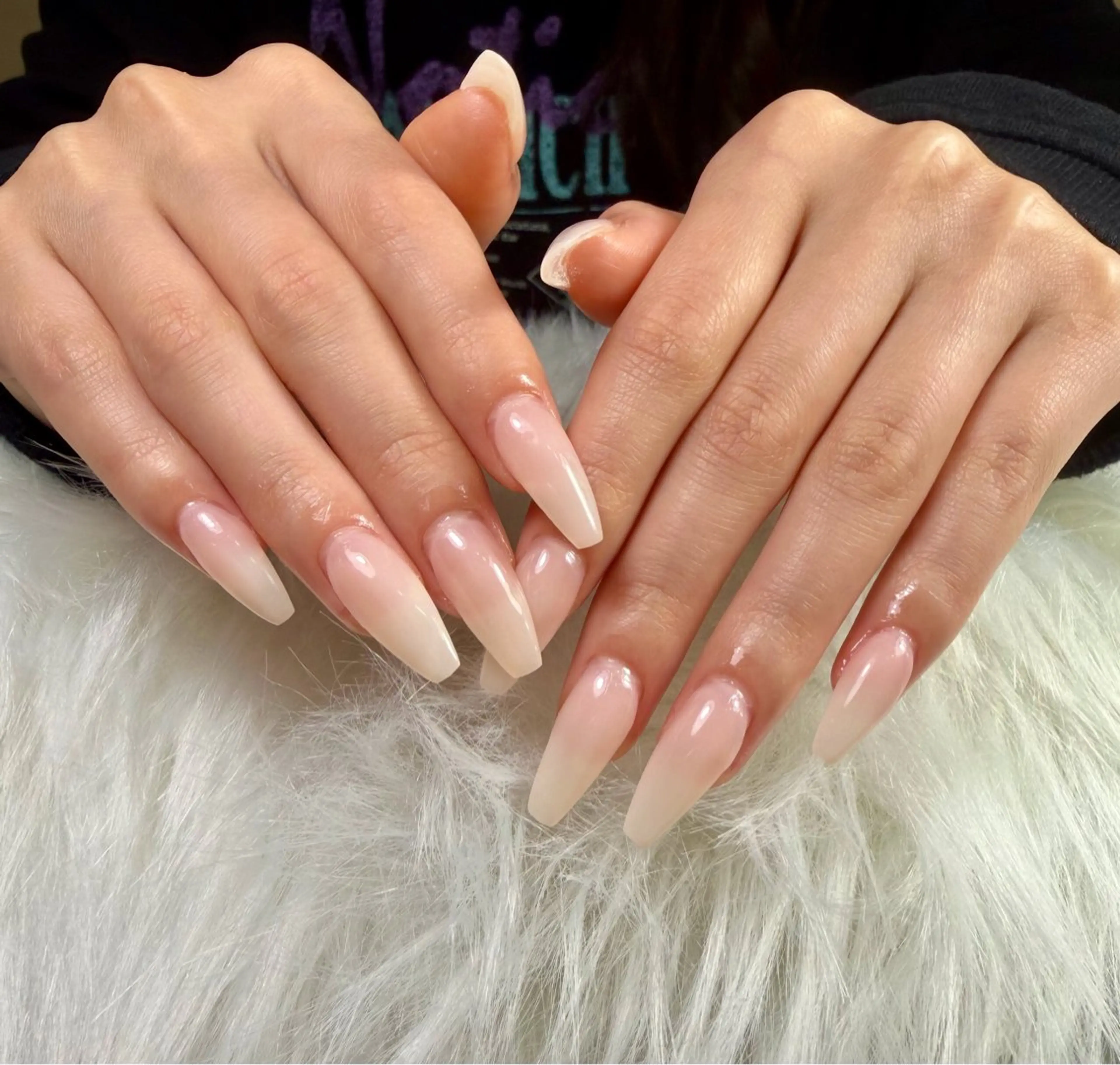 ネイル アートネイル オーロラネイル チークネイル 長さ出し フットネイル ハンドネイル ハンドケア Mio_ Noiranailのネイルデザイン