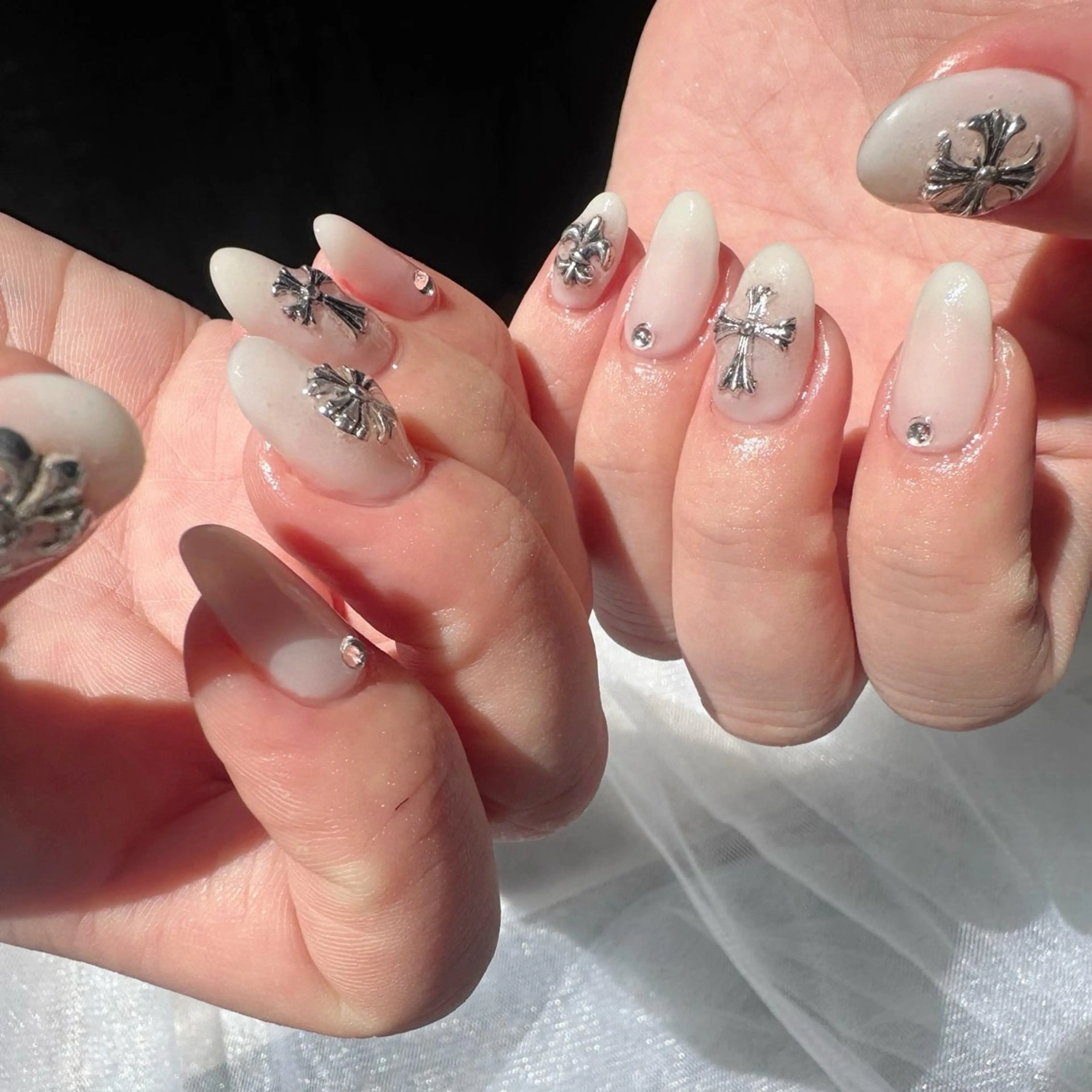 ネイル クリアネイル 氷ネイル・うるうるネイル 韓国ネイル ニュアンスネイル シルバー 🪞KAPE NAIL 🪞のネイルデザイン