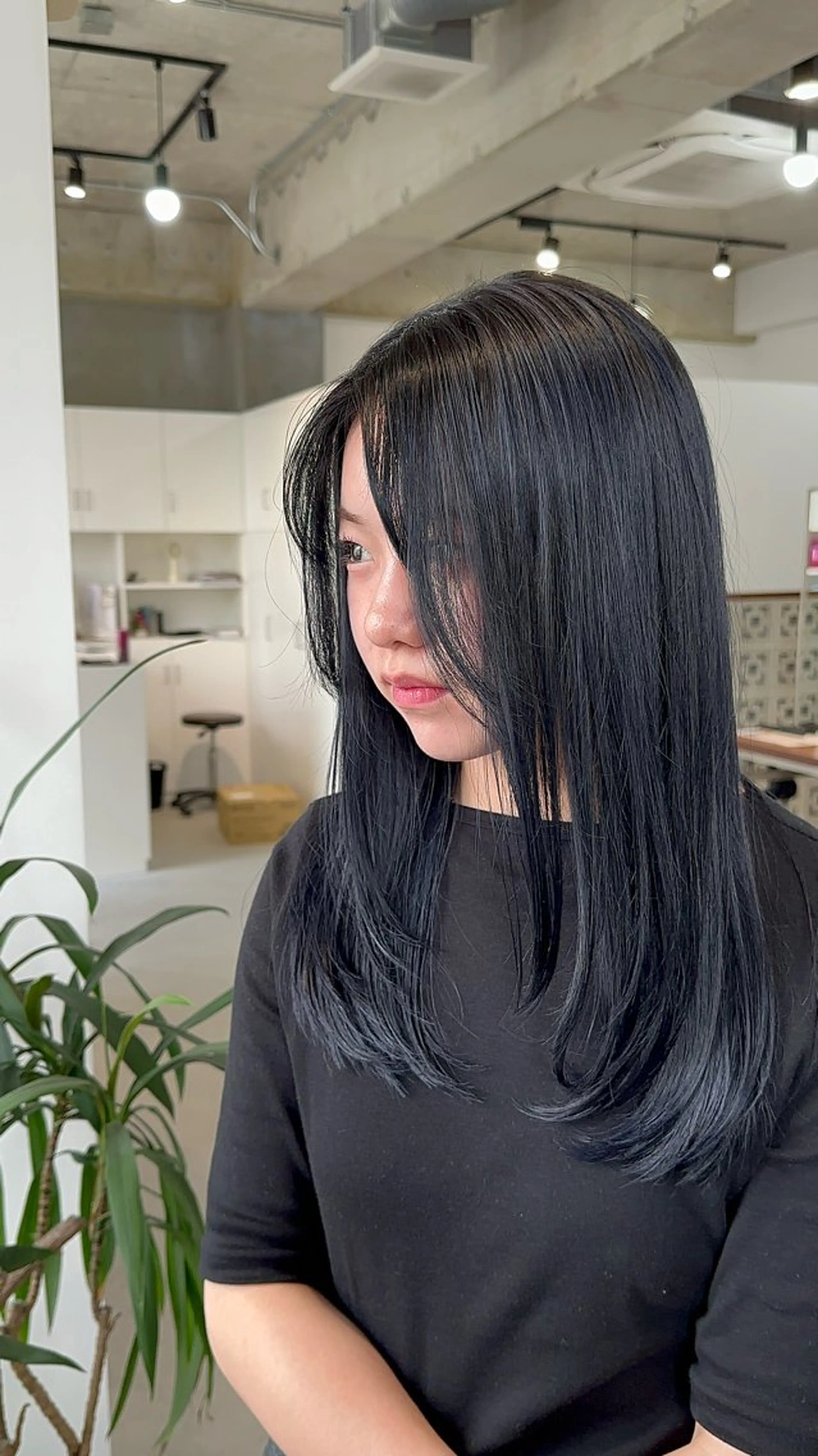 ロング カラー 黒髪 ブルーカラー ブルーブラック レイヤーカット カット ヘアカラー トリートメント カイリ /レイヤーカットのヘアスタイル
