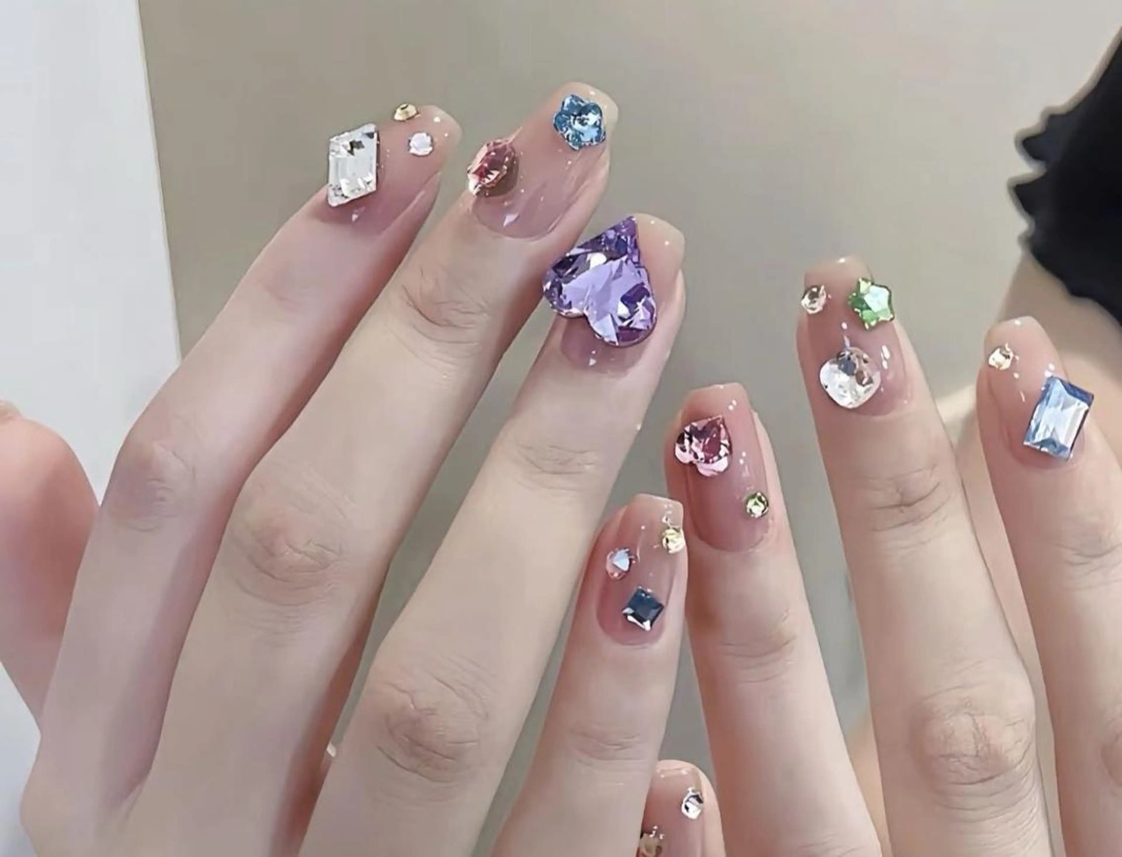 ネイル ジェルネイル ゴージャス キラキラネイル ピンク ショートネイル ハンドネイル ハンドケア NANA Sense🦄のネイルデザイン