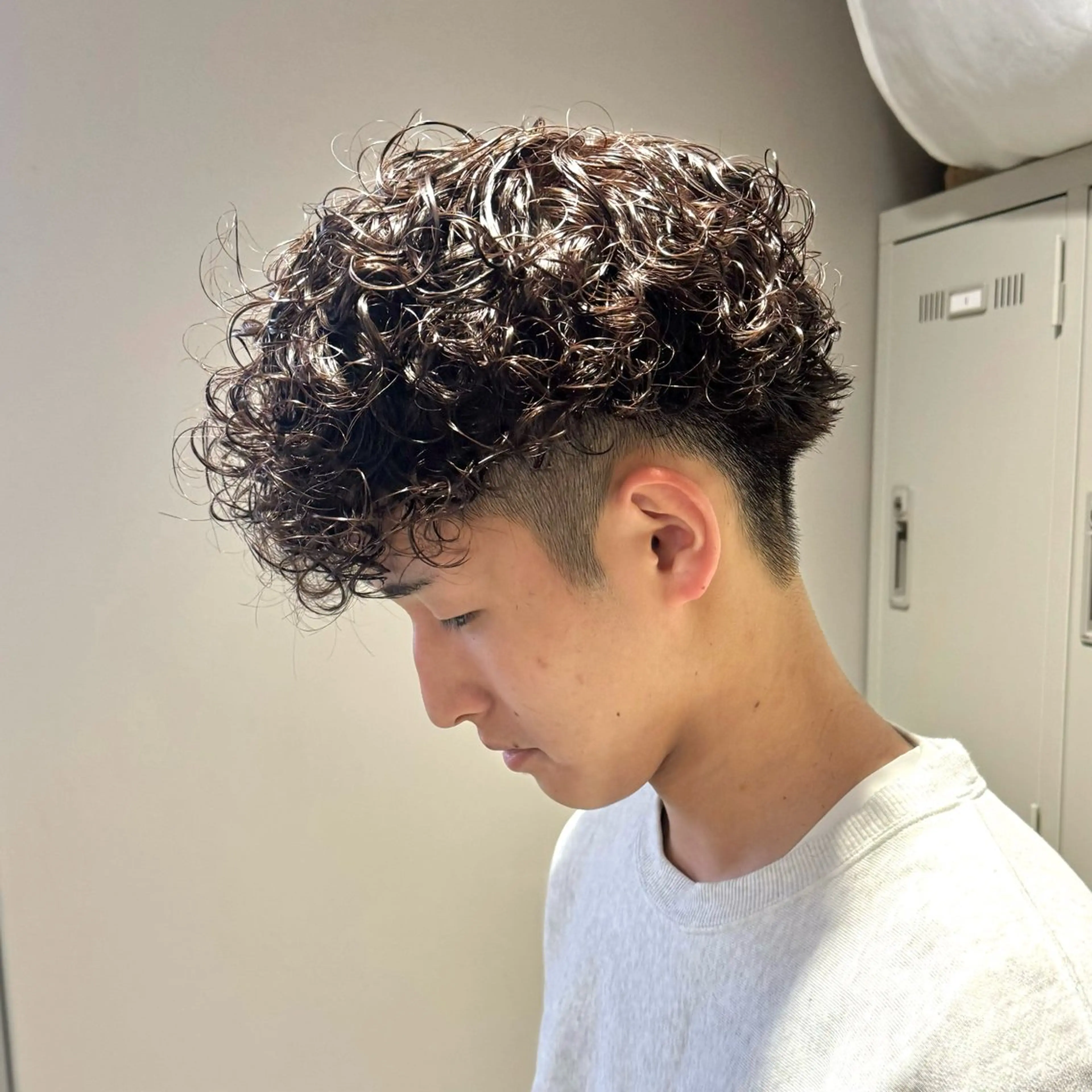 ミディアム パーマ ヘアアレンジ メンズ ミディアムパーマ メンズパーマ プードルパーマ プードルパーマ 顔まわりカット の達人のヘアスタイル