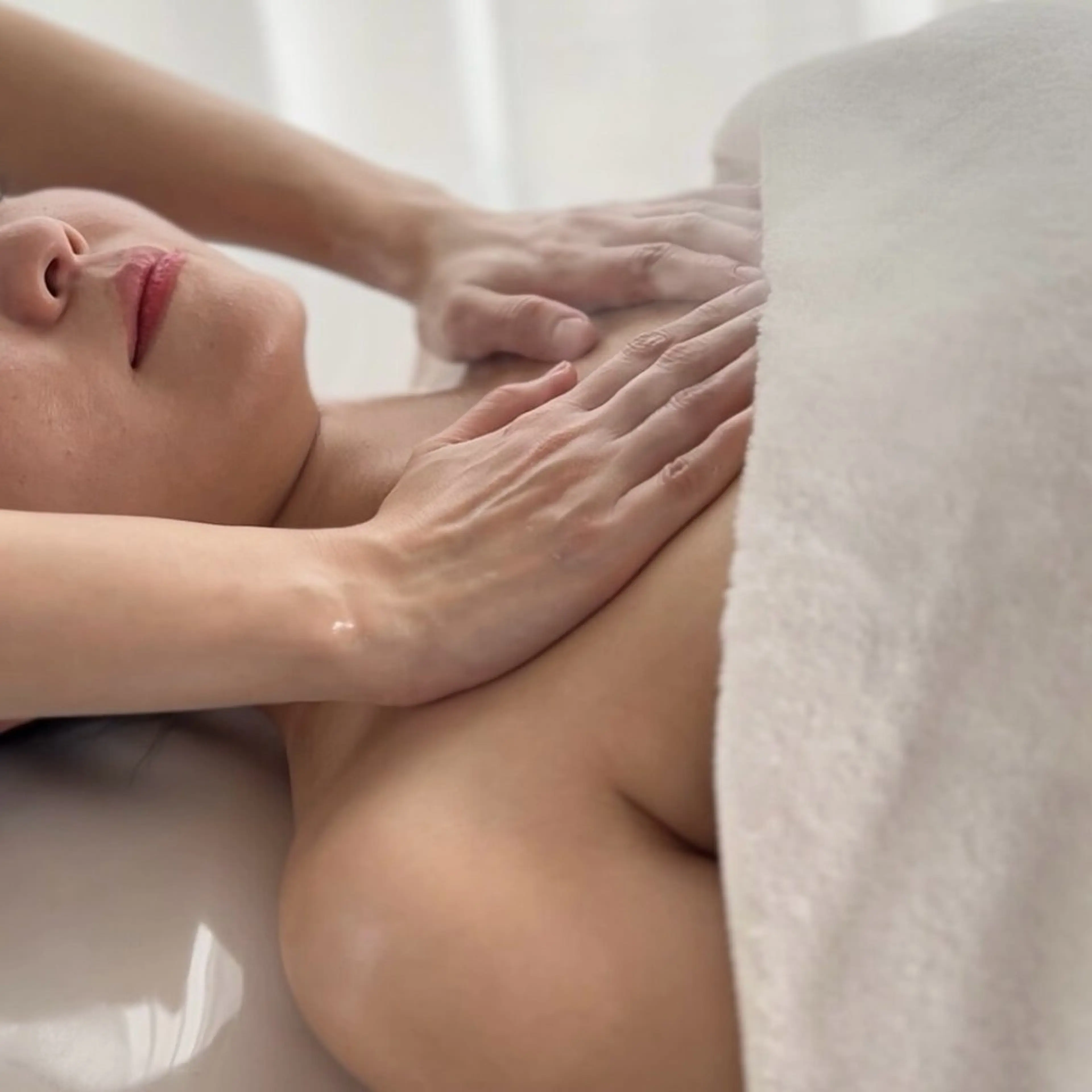 【むくみ解消】高級オイルデコルテマッサージ45分の写真