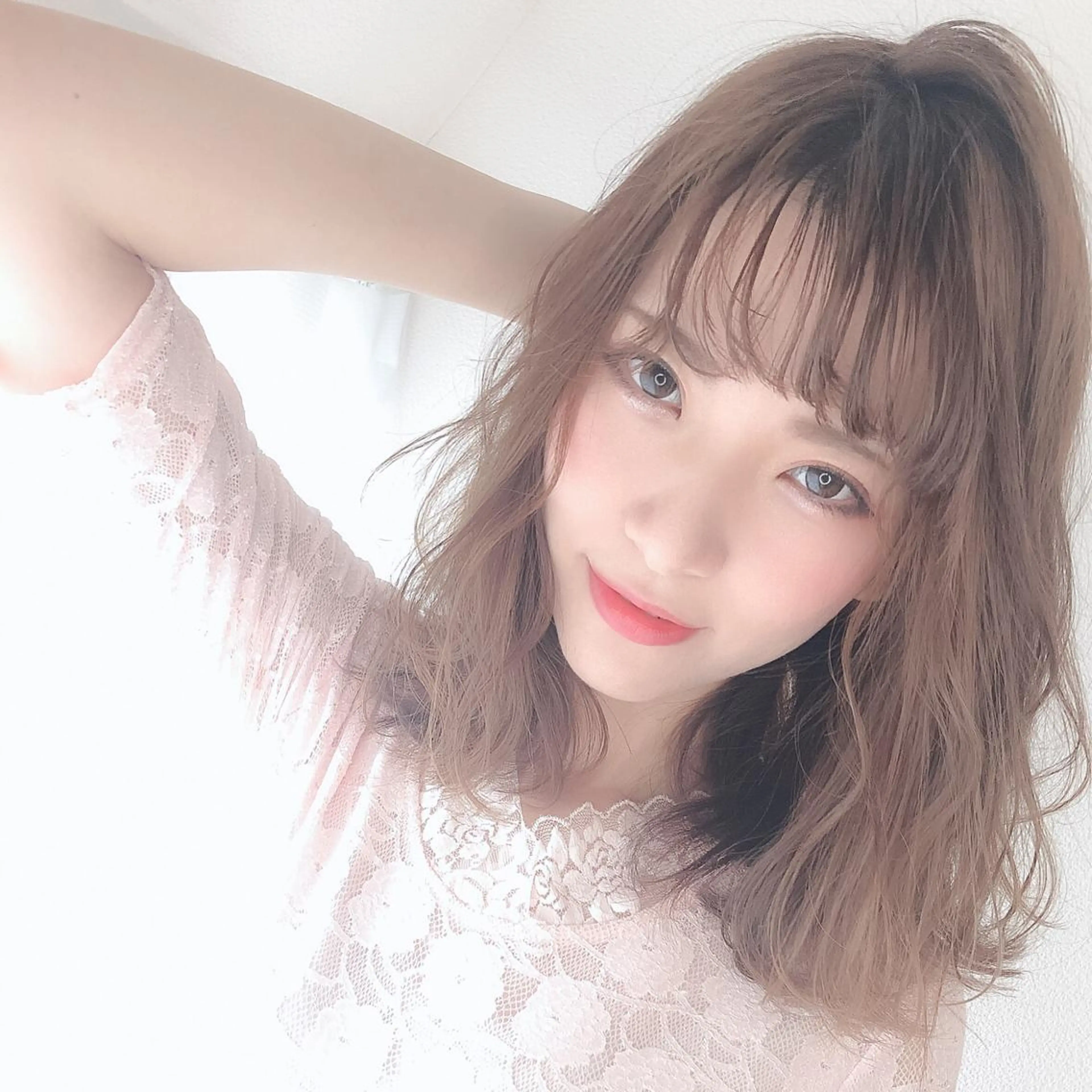 ミディアム カラー アッシュ ピンクカラー ピンクアッシュ ヤナ マネージャーのヘアスタイル