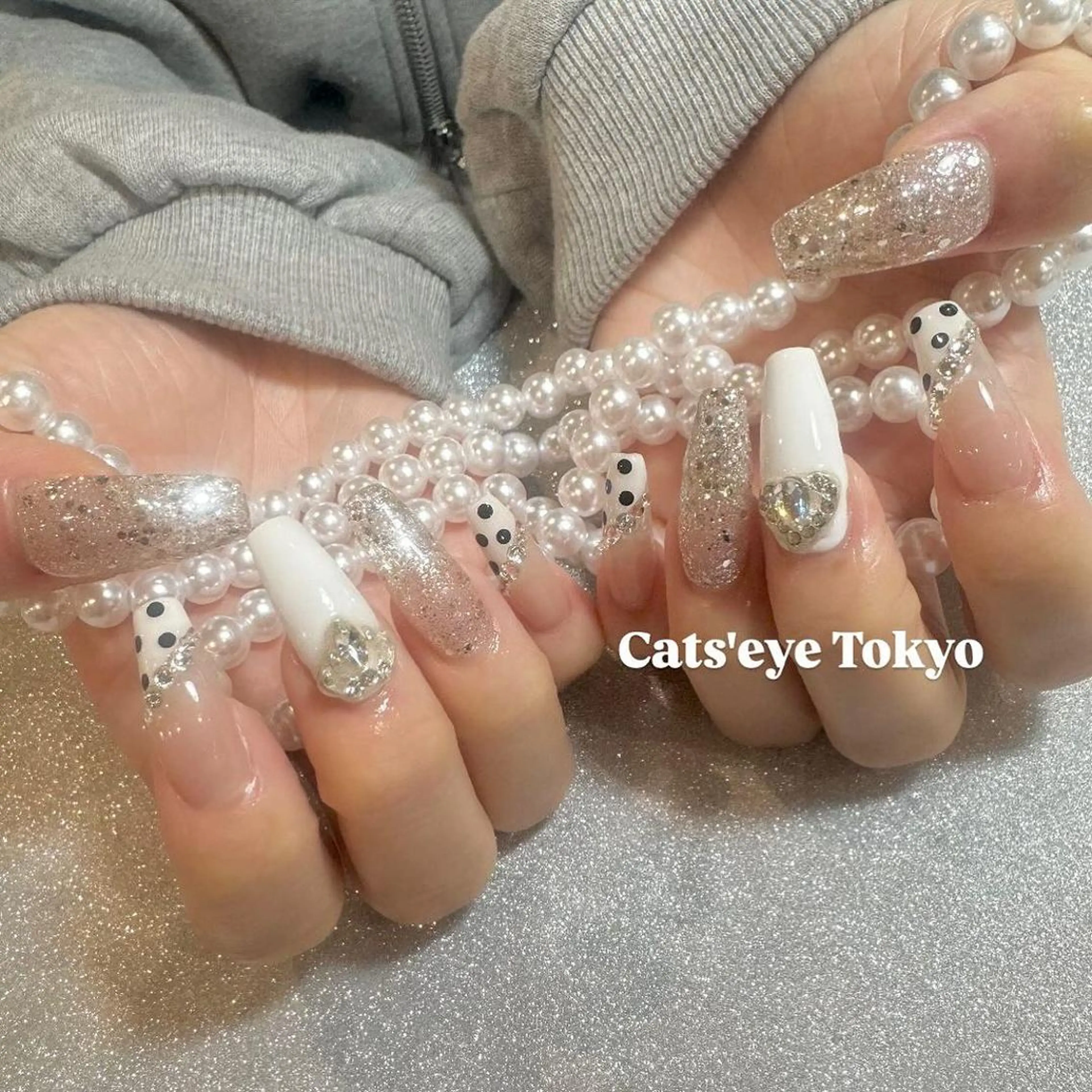 ネイル アートネイル ドット ジェルネイル ガーリー キラキラネイル Cat's eye TOKYO 新宿店のネイルデザイン