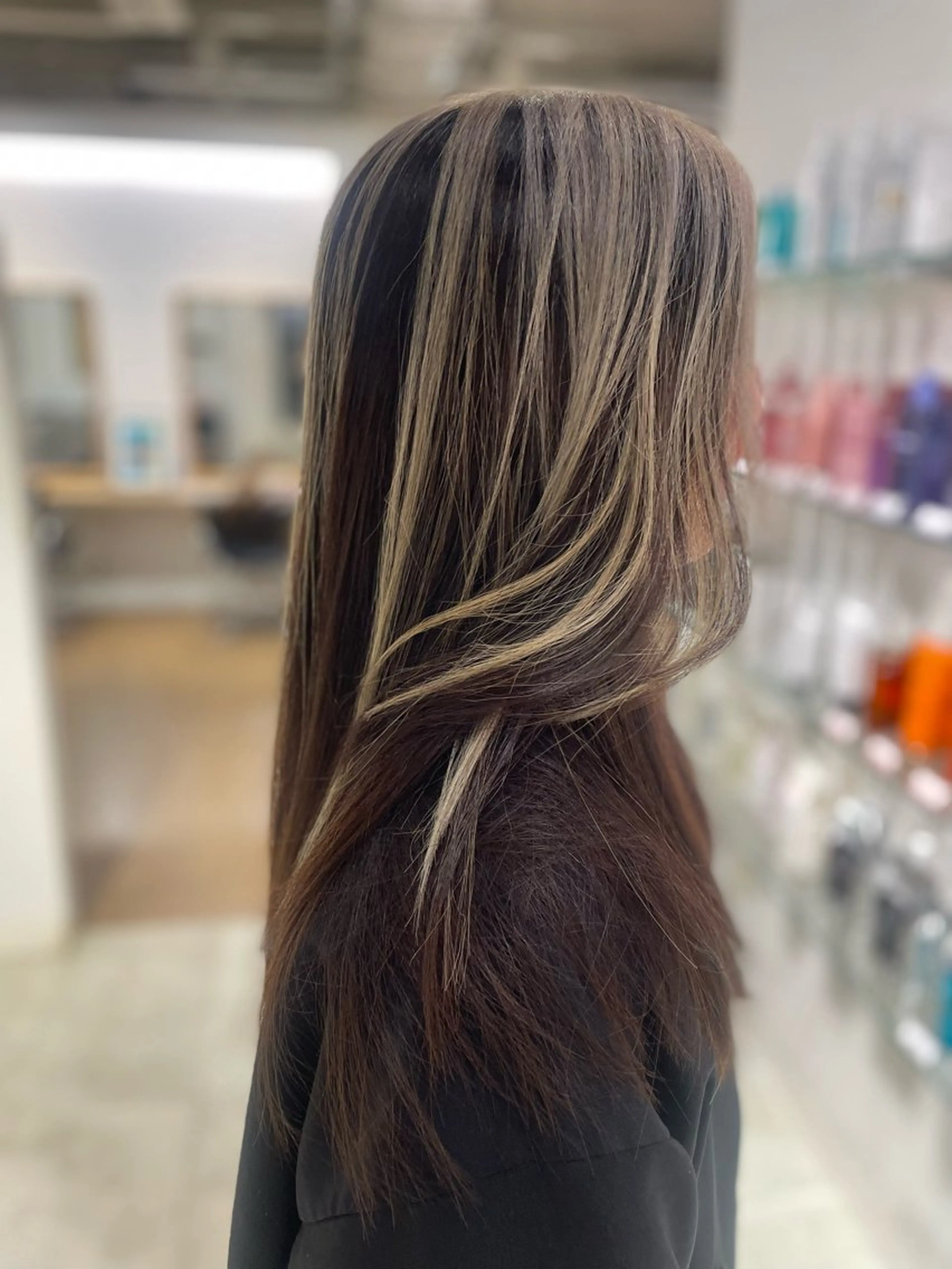 ロング カラー ブリーチ レイヤーカット 縮毛矯正 カット ヘアカラー モッズヘア 青山プリヴィレージュ店所属・山本 杏奈のヘアスタイル