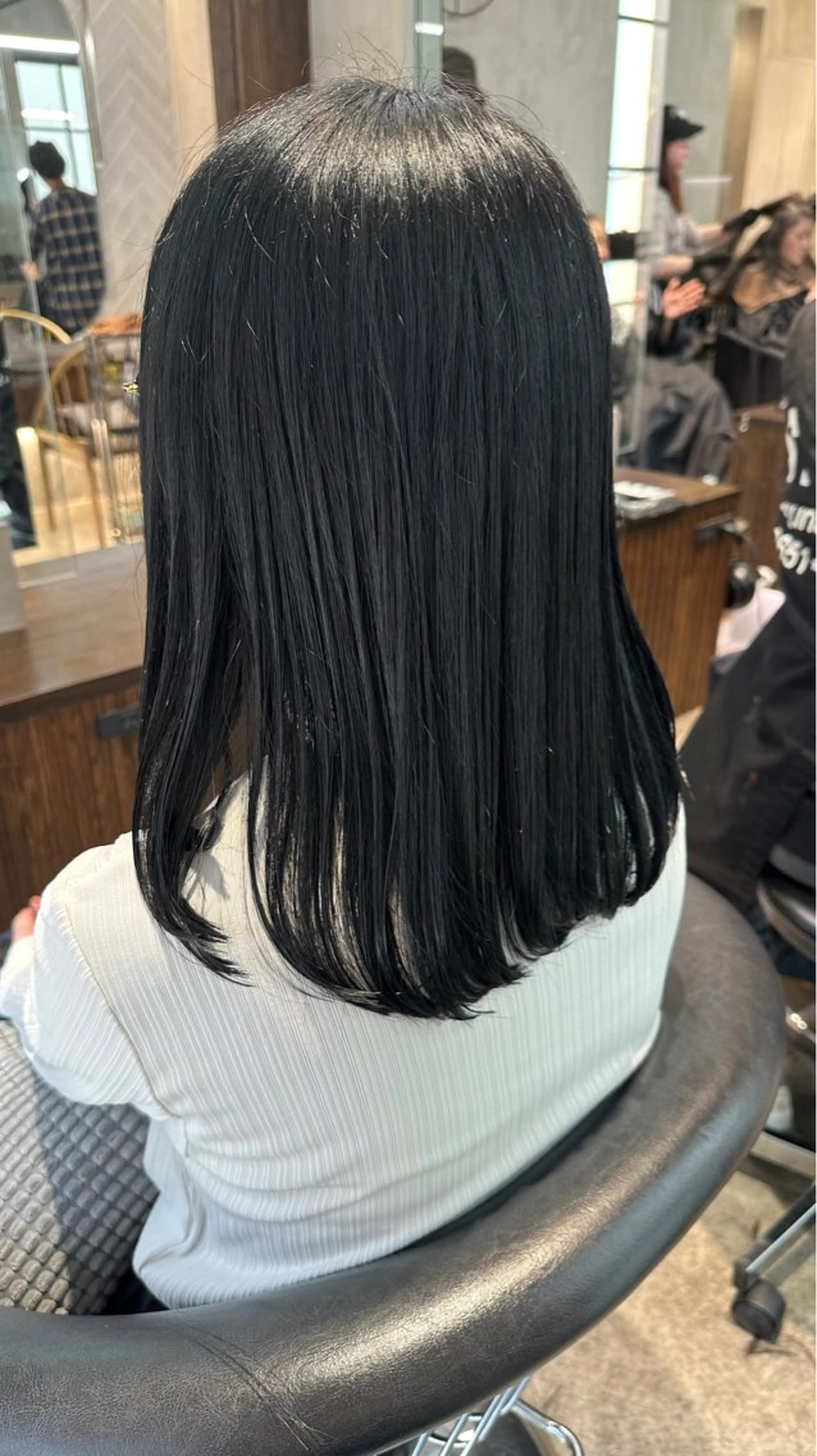 セミロング カット ヘアカラー yoshi (菅沼義晴)のヘアスタイル