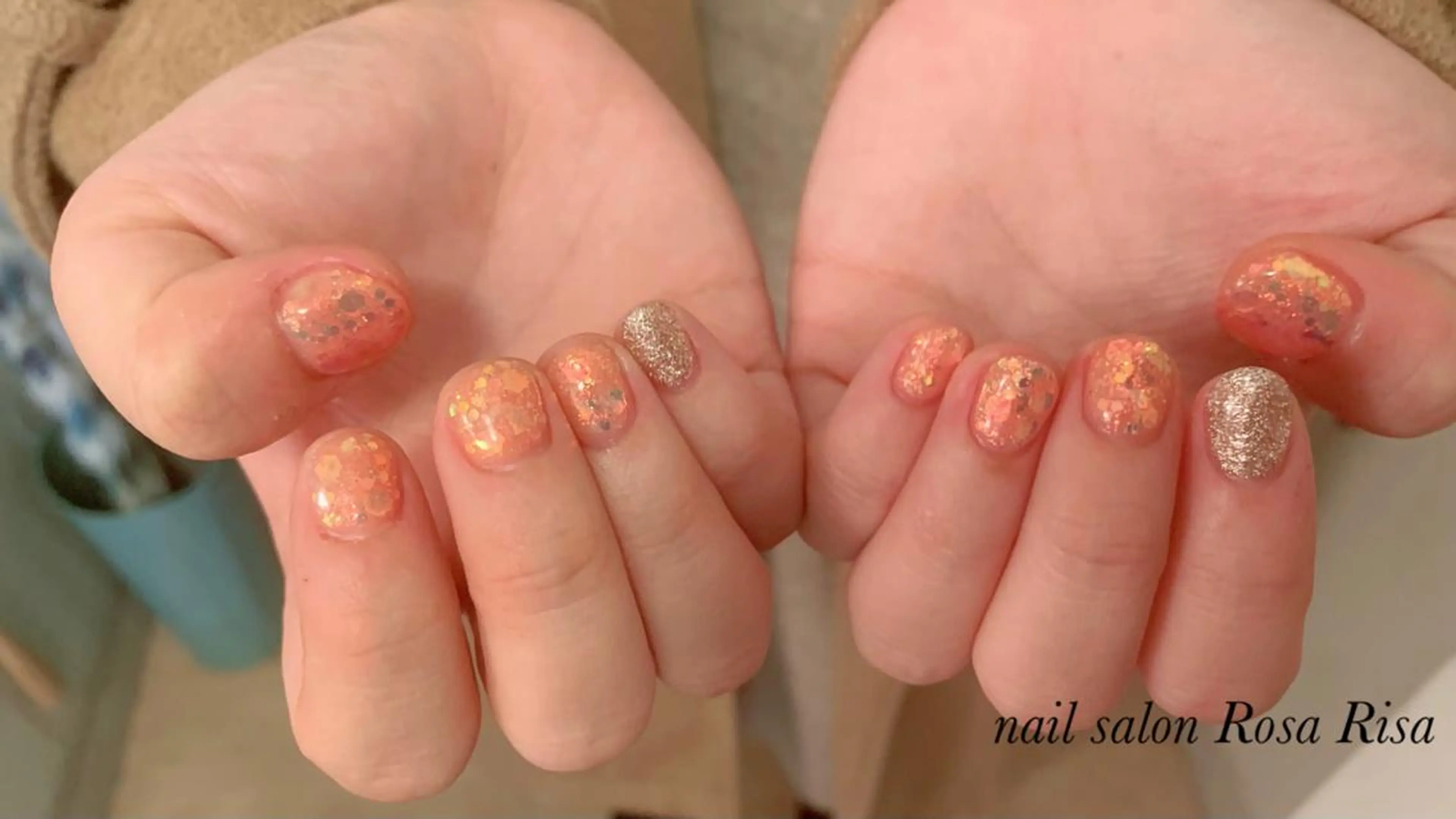 ショート ネイル オーロラネイル ラメ(グリッター) オレンジ ハンドネイル ネイルスタジオ シェイクユアハンズのネイルデザイン