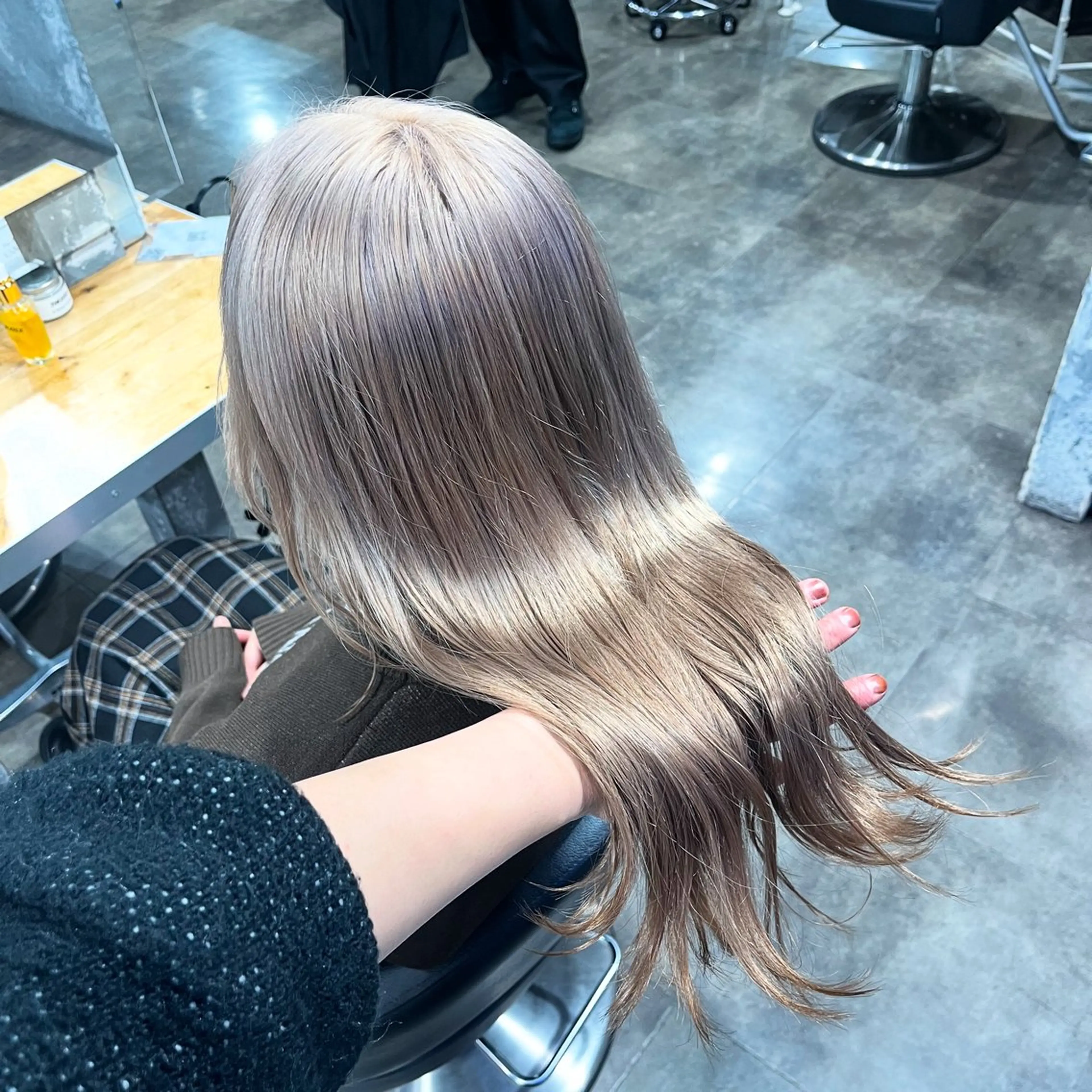 ロング ヘアカラー ハイトーンカラー 🦄レイヤーカットのヘアスタイル