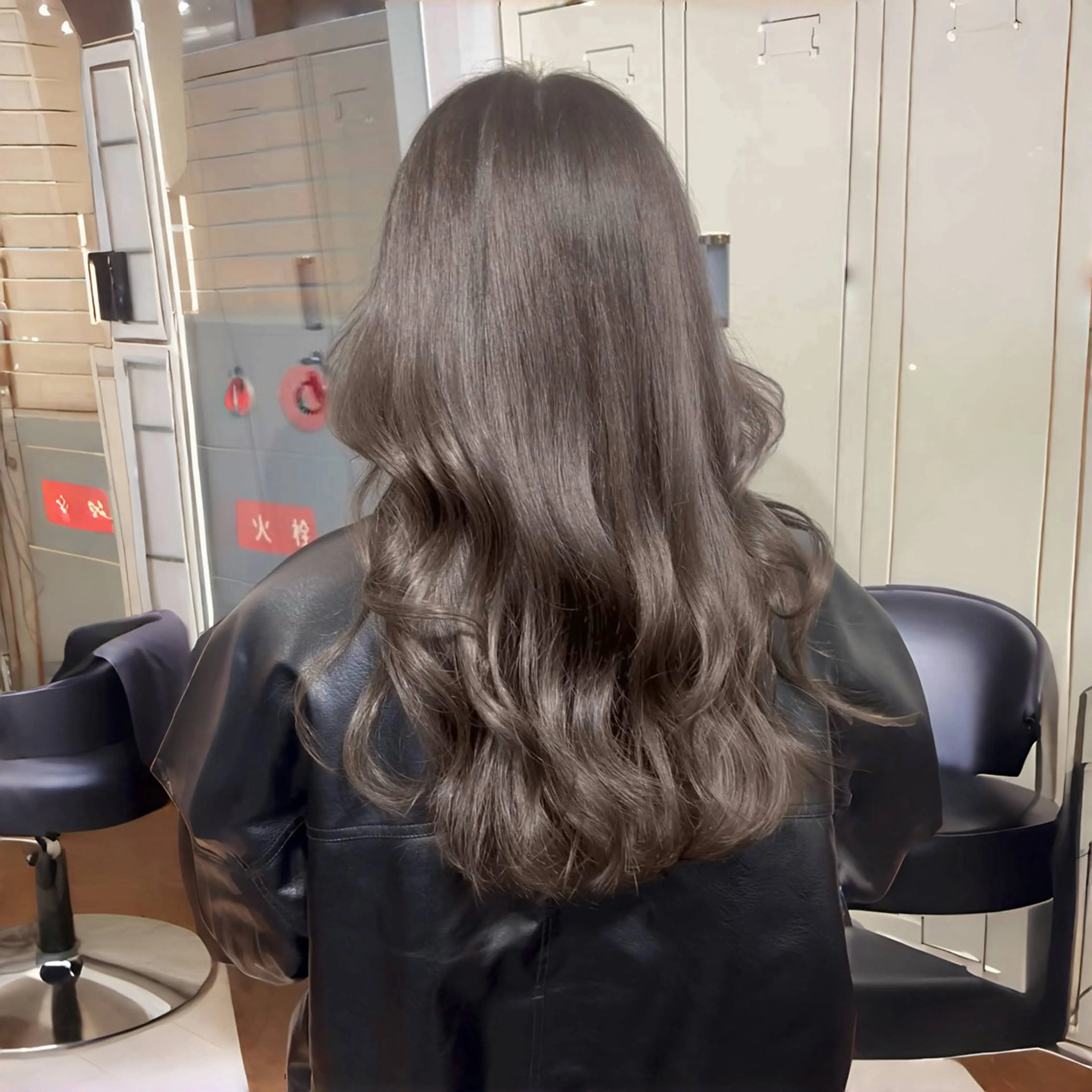 セミロング カラー パーマ アッシュ アッシュグレー アッシュグレージュ ベージュカラー 黒髪 ブリーチなし/ ベージュ/akiraのヘアスタイル