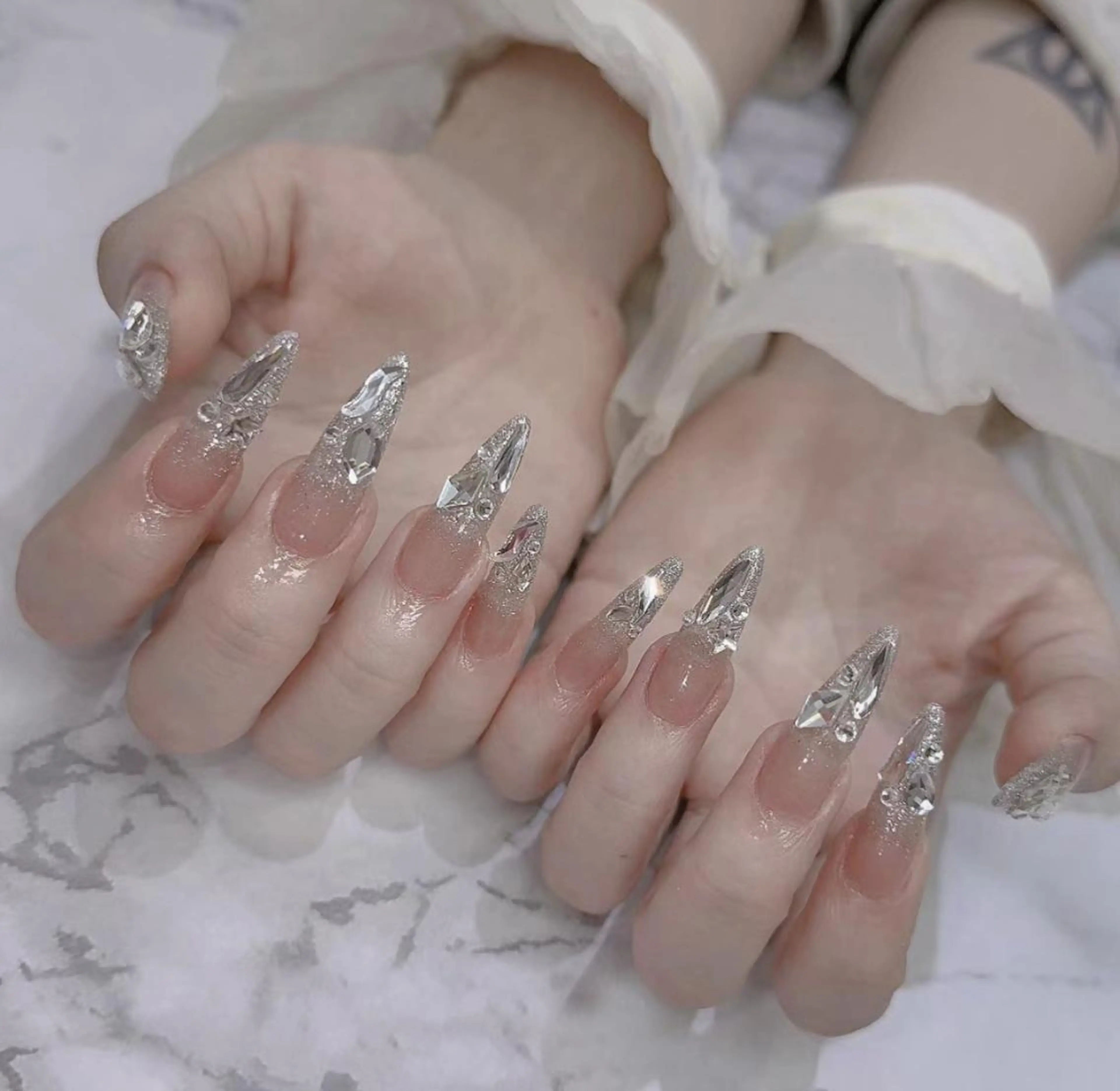 ネイル アートネイル 長さ出し ネイルチップ Queens ciciのネイルデザイン