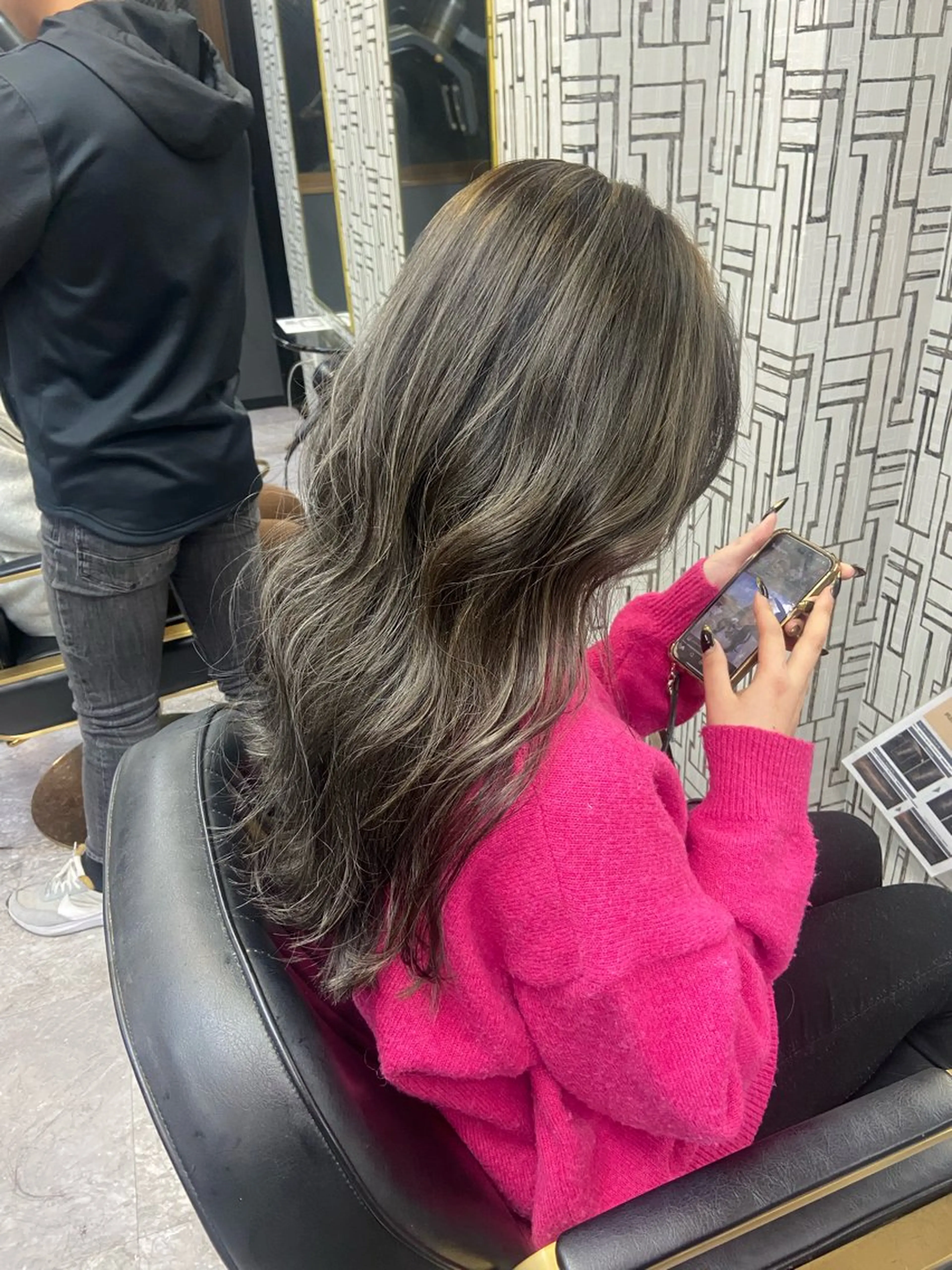 ロング ハイライト 瀧下 唯のヘアスタイル