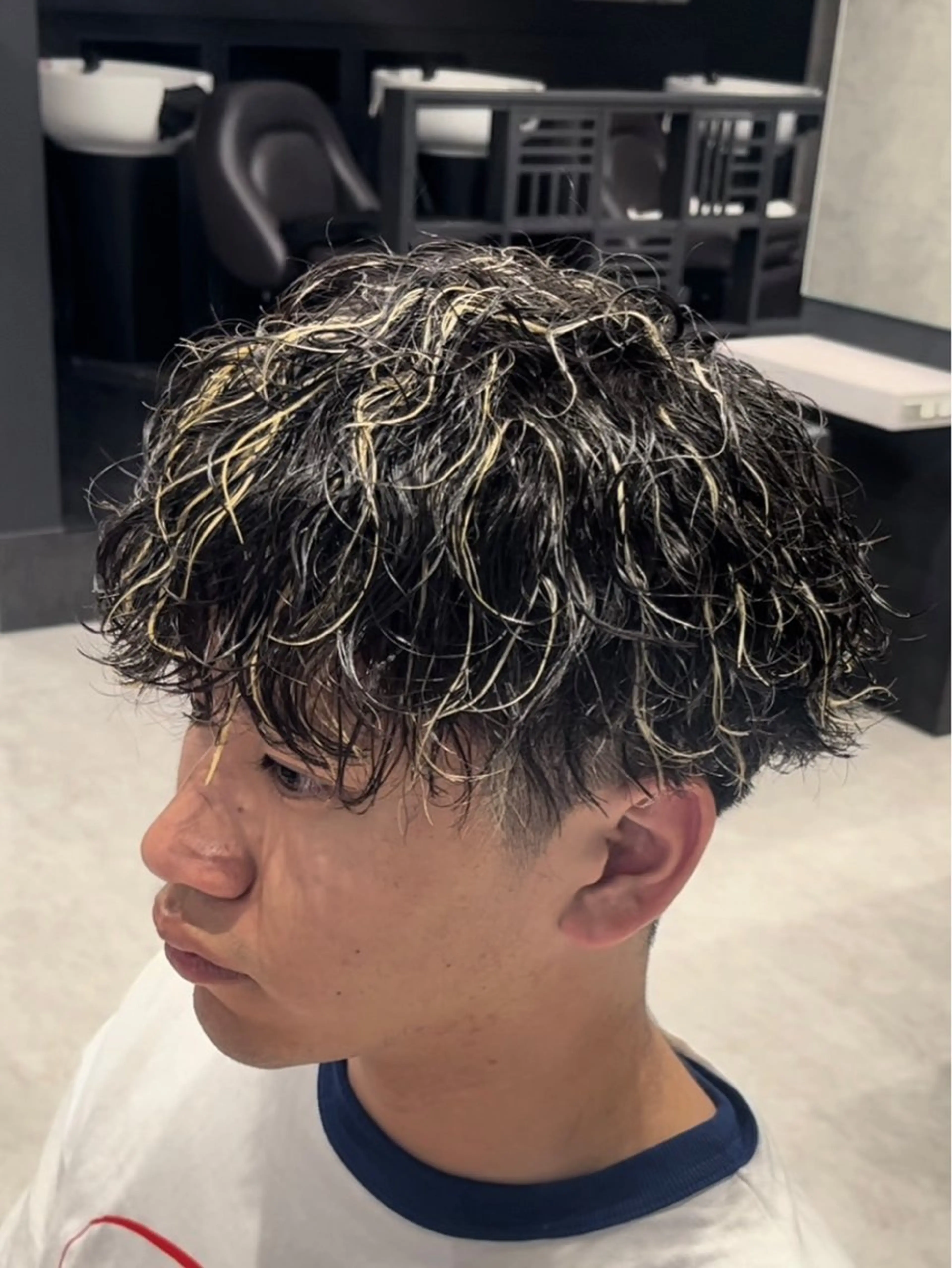 ショート カラー パーマ メンズ メンズハイライト メンズショート 波巻きパーマ ハイライトカラー ハイライト 【店長】メンズ職人 短髪　ハイトーン🔥のヘアスタイル