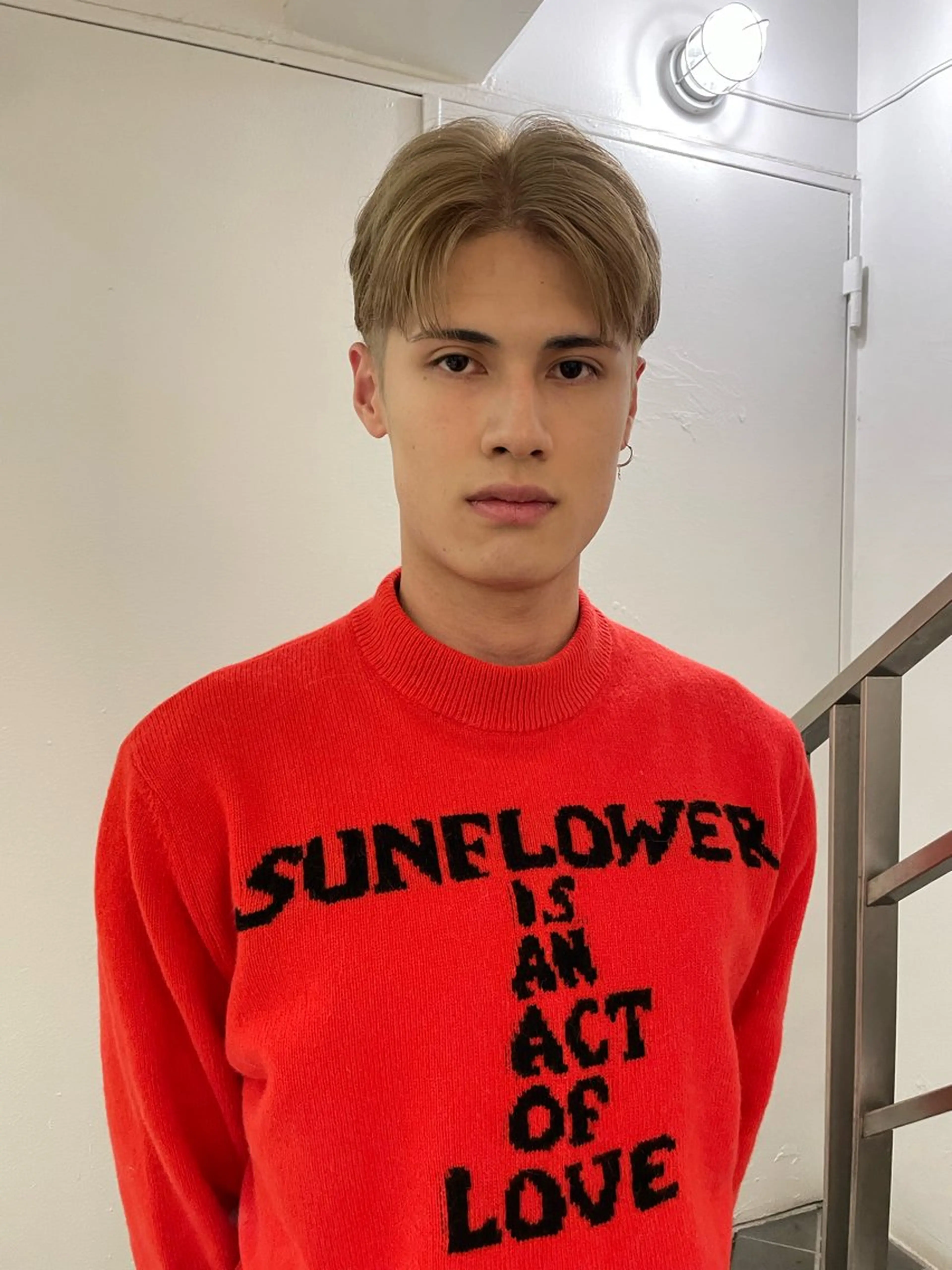 ショート カラー メンズ メンズブリーチ センターパート メンズハイライト メンズハイトーン メンズインナーカラー ヘアカラー トリートメント ヘアセット スパイラルパーマ 🌐hina⭐️のヘアスタイル