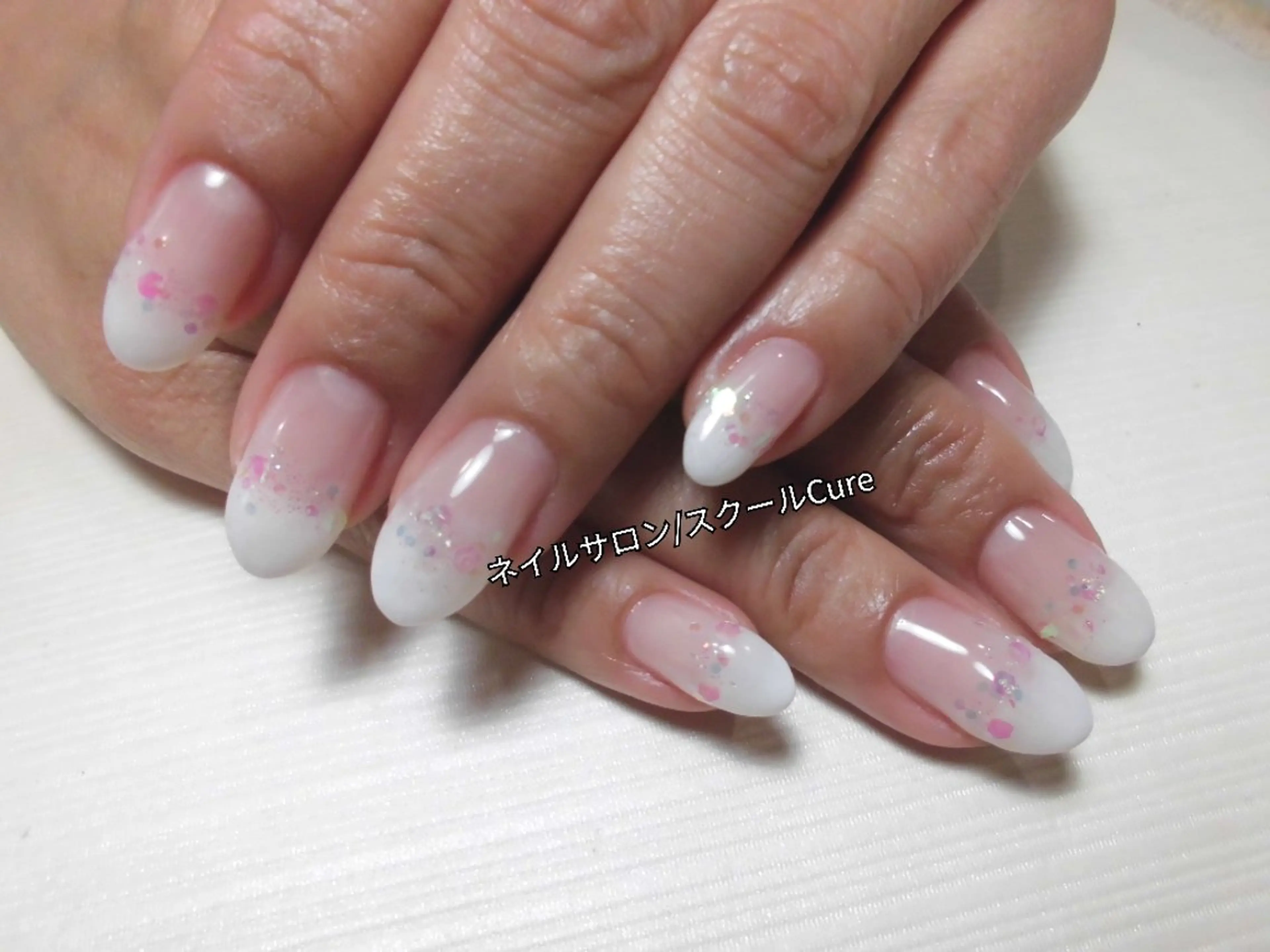 ネイル グラデーション ホログラムネイル ホワイト ネイルサロン Cureのネイルデザイン