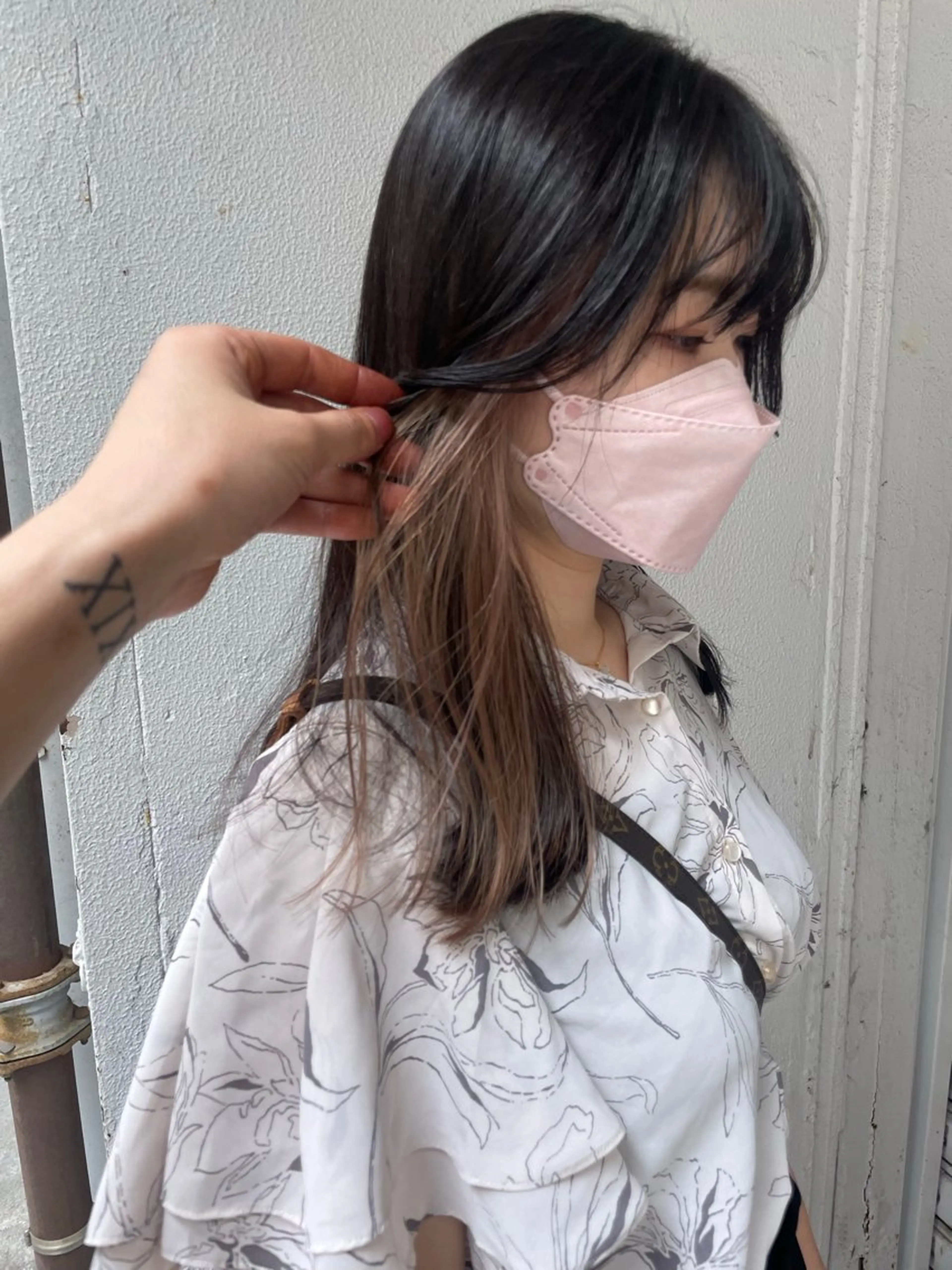 ミディアム カラー ベージュカラー イヤリングカラー ピンクカラー ピンクベージュ ケアブリーチ/ エクステ/レイヤーのヘアスタイル