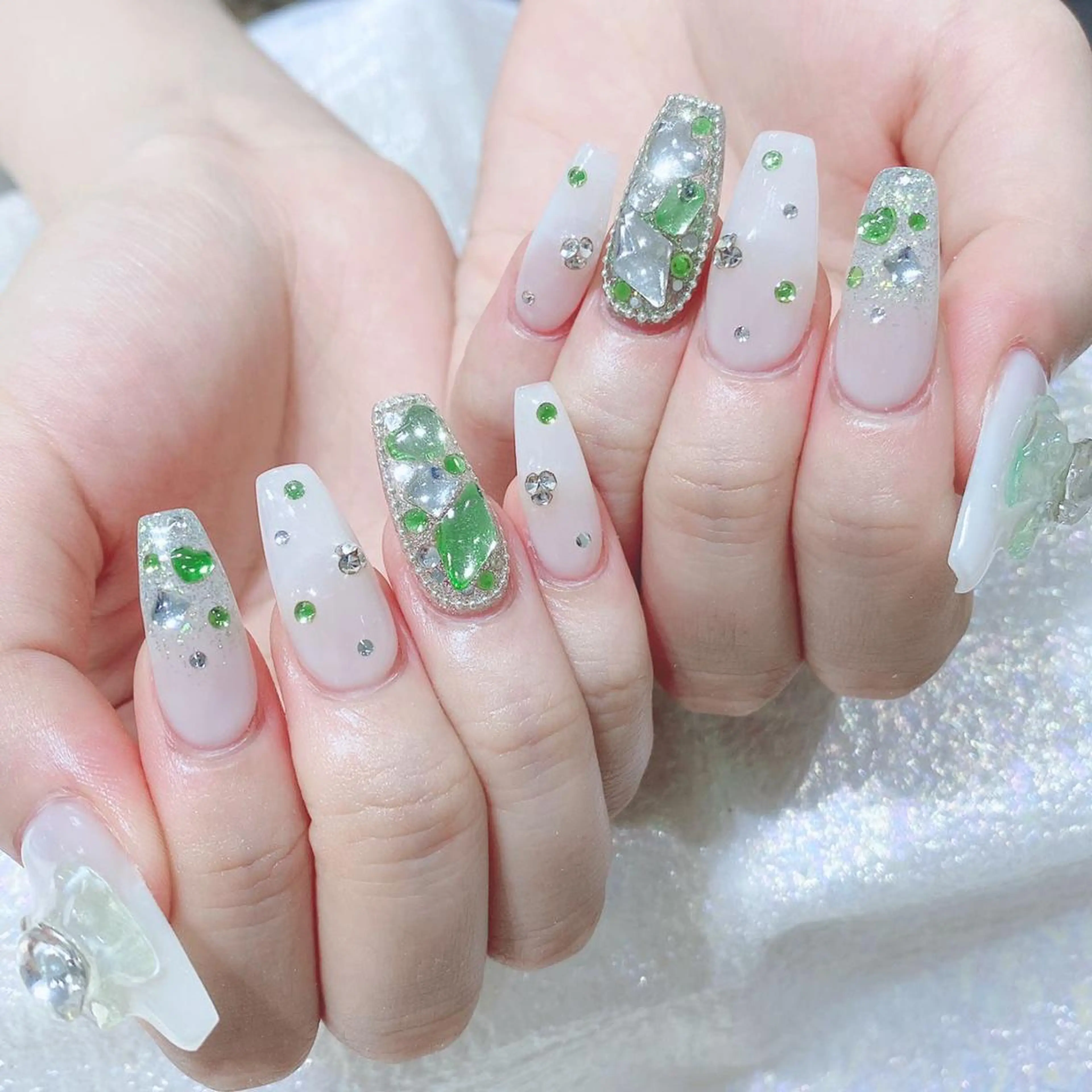 ネイル チークネイル ジェルネイル キラキラネイル マグネットネイル 持ち込み ハンドネイル Queens momoのネイルデザイン