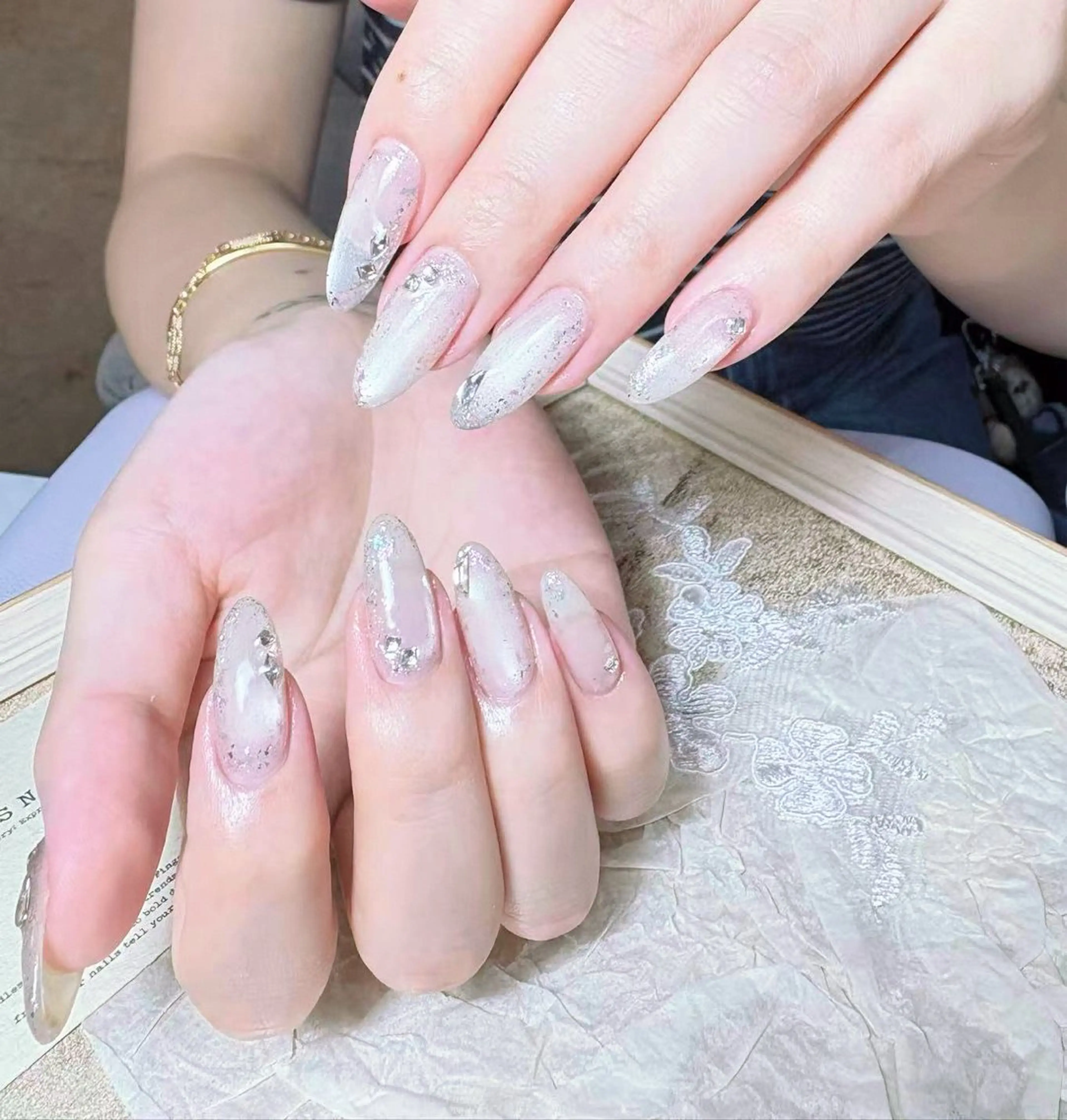 ネイル ハンドネイル フットネイル ハンドケア AngelChris ビューティーサロンのネイルデザイン