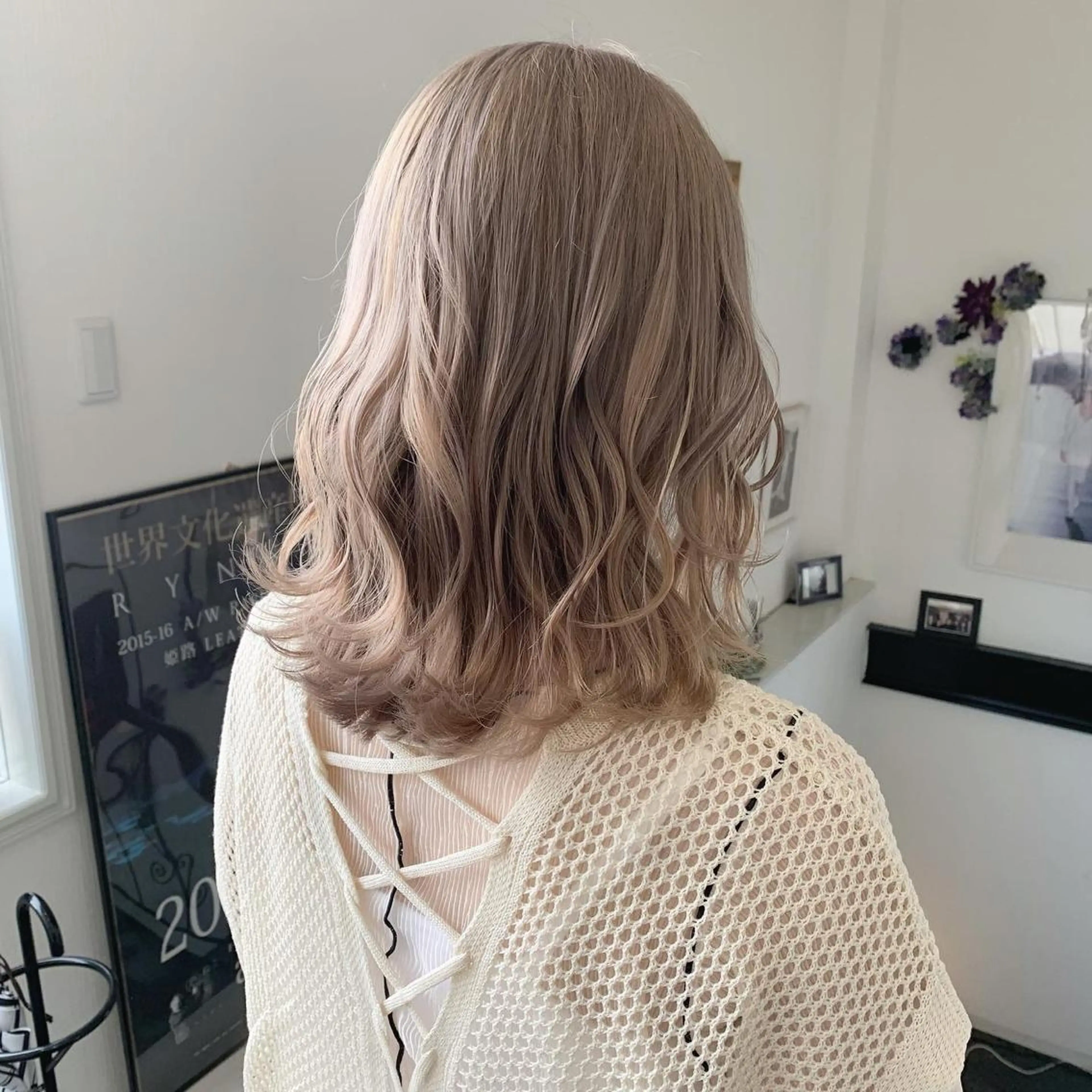 ミディアム カラー ベージュカラー ハイトーンカラー ミルクティーベージュ ヘアカラー 袴田 伊代のヘアスタイル