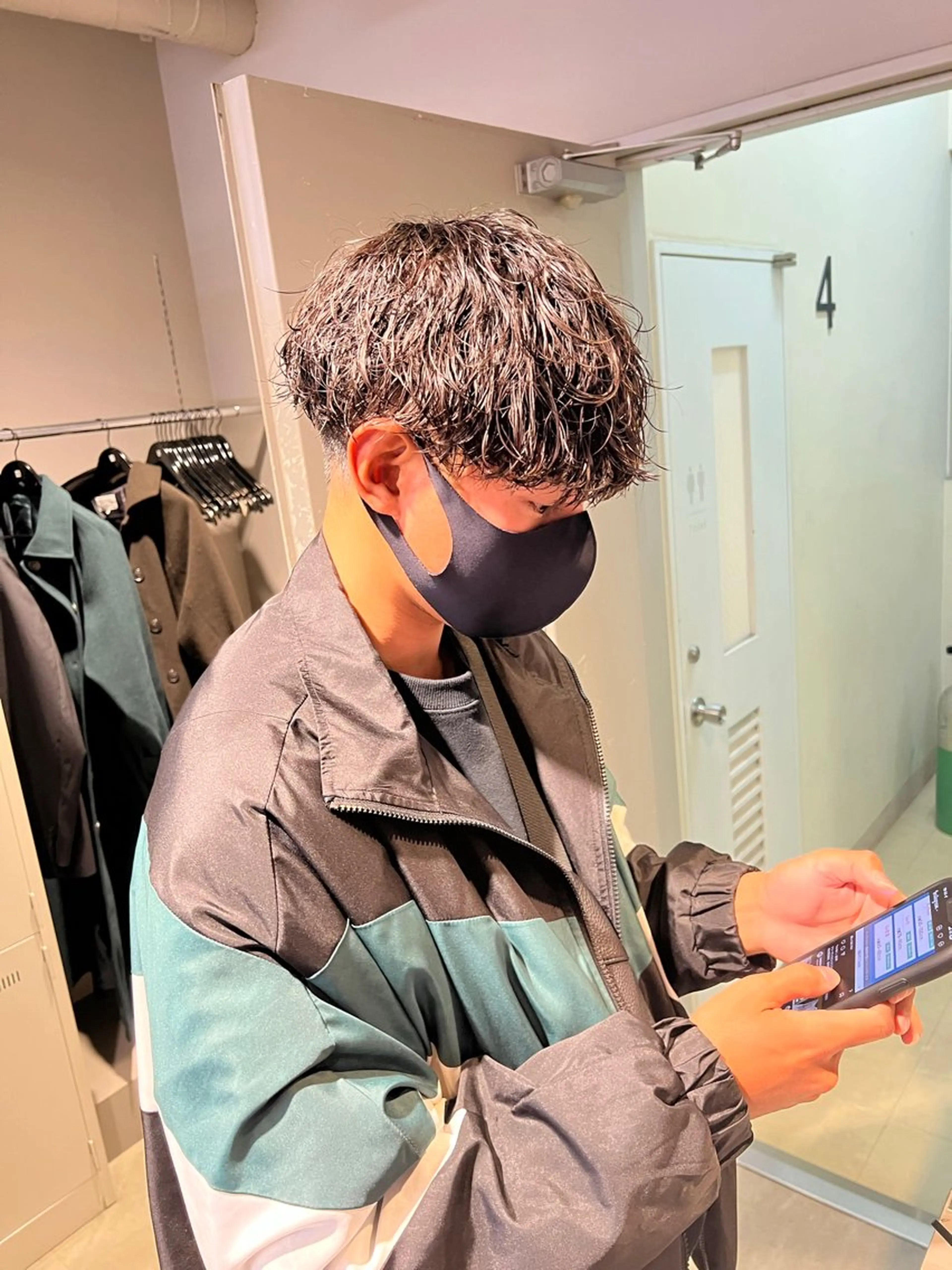 ミディアム パーマ メンズ ミディアムパーマ センターパート メンズ韓国風 韓国マッシュ マッシュウルフ カット ヘアカラー トリートメント ヘッドスパ ヘアセット トレンド/レイヤー うる艶🪞CANDYのヘアスタイル