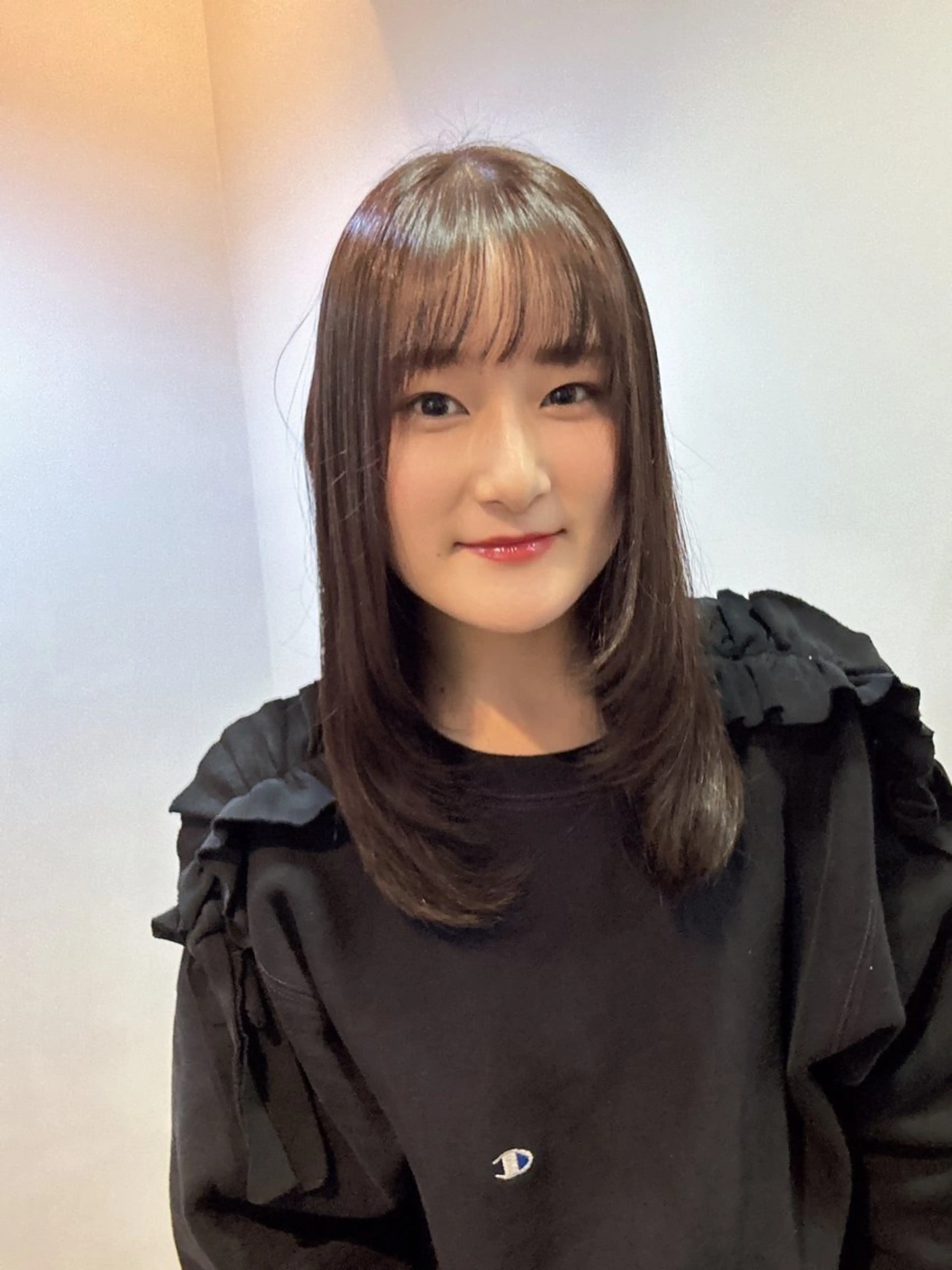 ミディアム 顔周りカット レイヤーカット カット｜ハイトーン｜ Suzukaのヘアスタイル