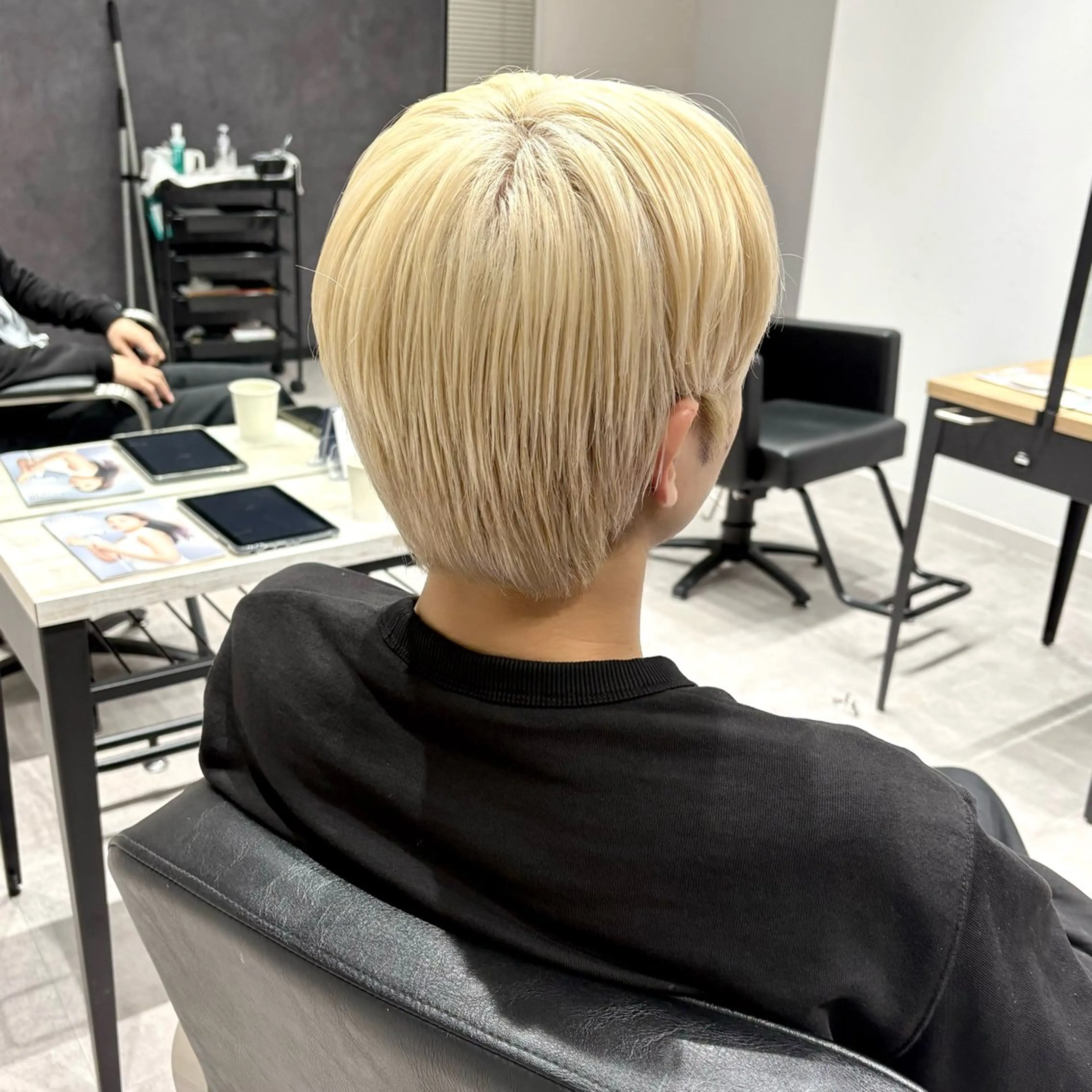 ショート カラー メンズ メンズブリーチ センターパート メンズハイトーン ブリーチ ブロンド カット ヘアカラー トリートメント 浜松/メンズサロン/ Yuna🐈‍⬛🫧のヘアスタイル