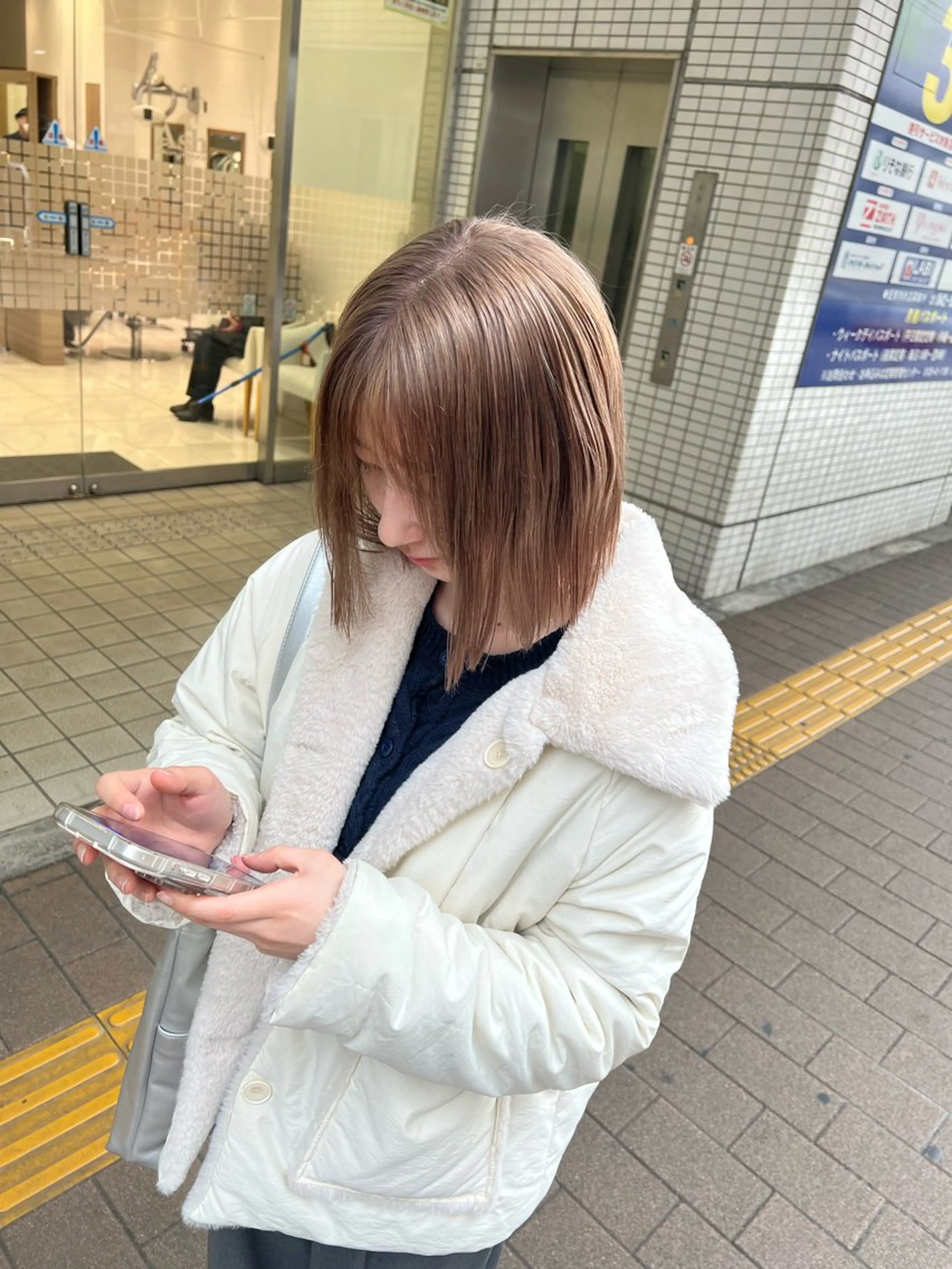 ショート ヘアカラー 韓国ボブ/縮毛矯正 /レイヤーカットのヘアスタイル