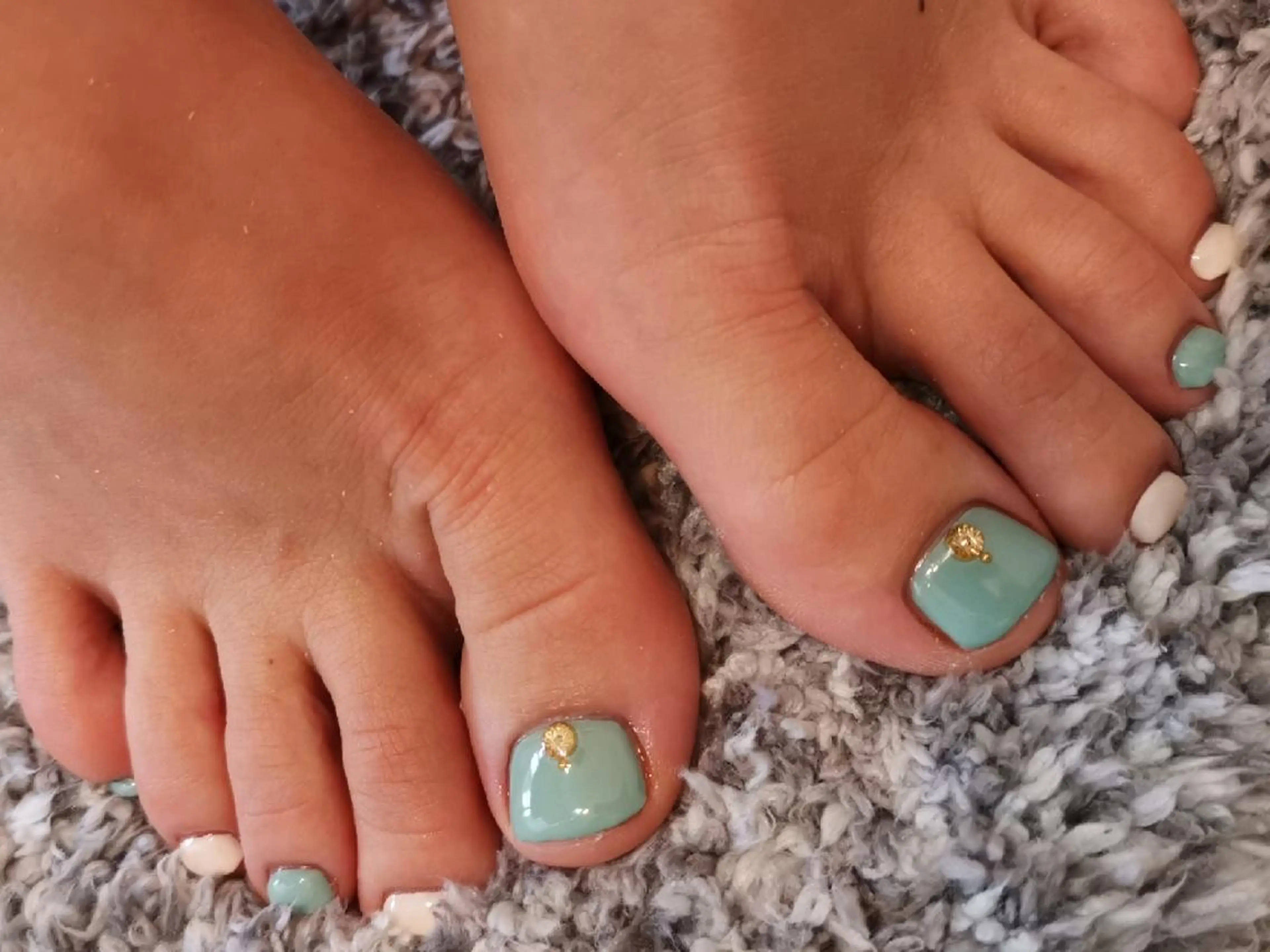 ネイル グリーン ホワイト フットネイル 人気エリア💖完全個室【ルリエ】所属・ネイルサロン Lelienルリエのネイルデザイン