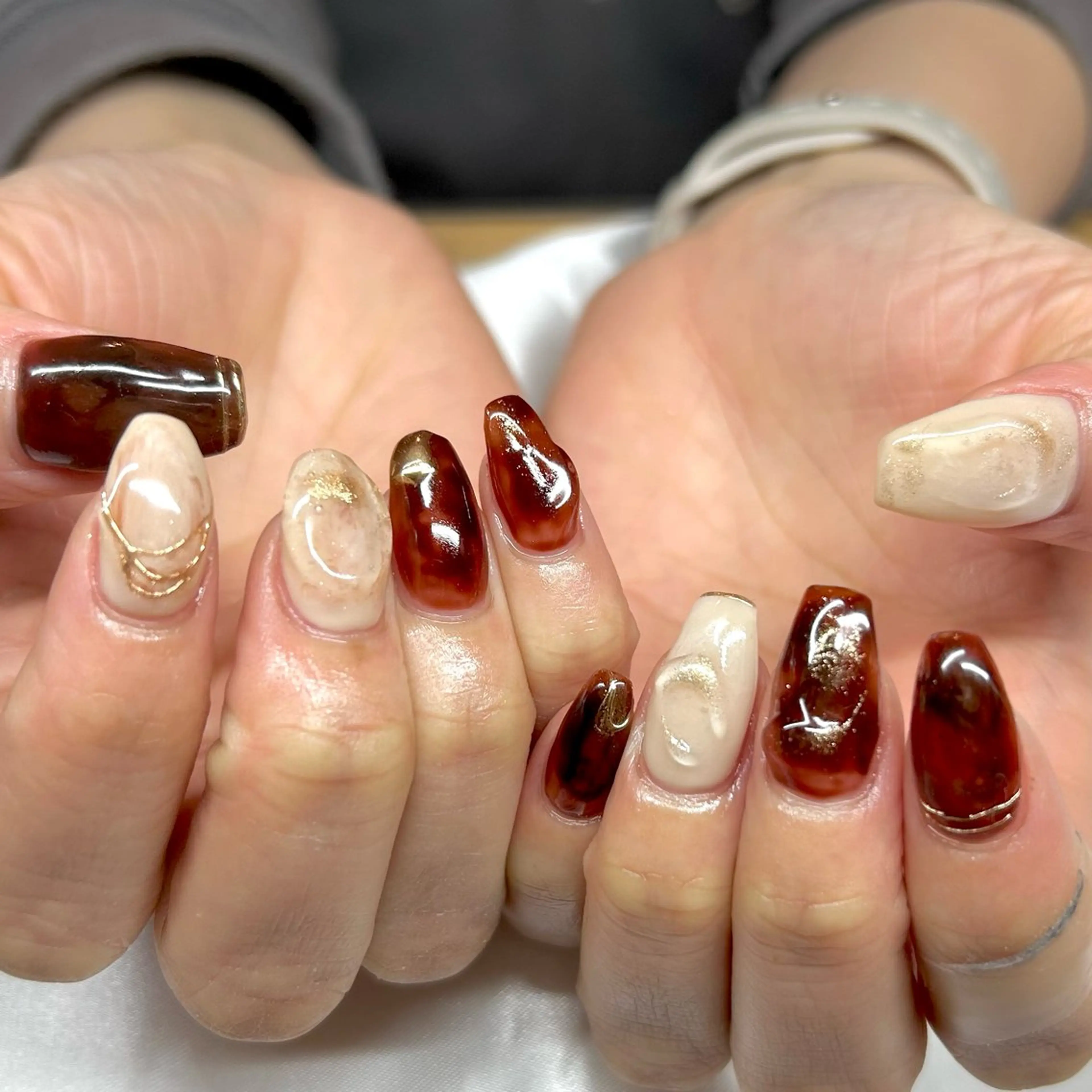 ネイル ブラウン クリアネイル ゴールド ミラーネイル ニュアンスネイル shine'an fuka🌿🫧のネイルデザイン