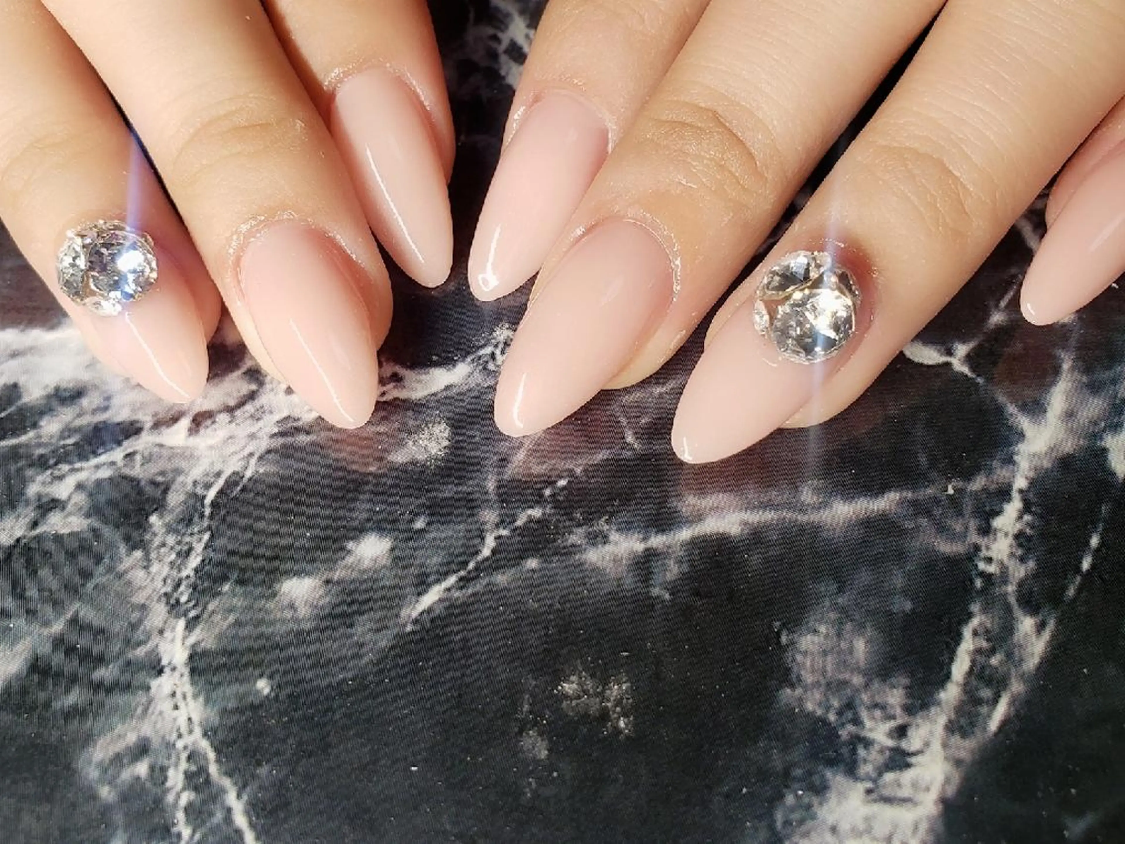 ミディアム ネイル ストーンネイル ハンドネイル クロキ 。のネイルデザイン