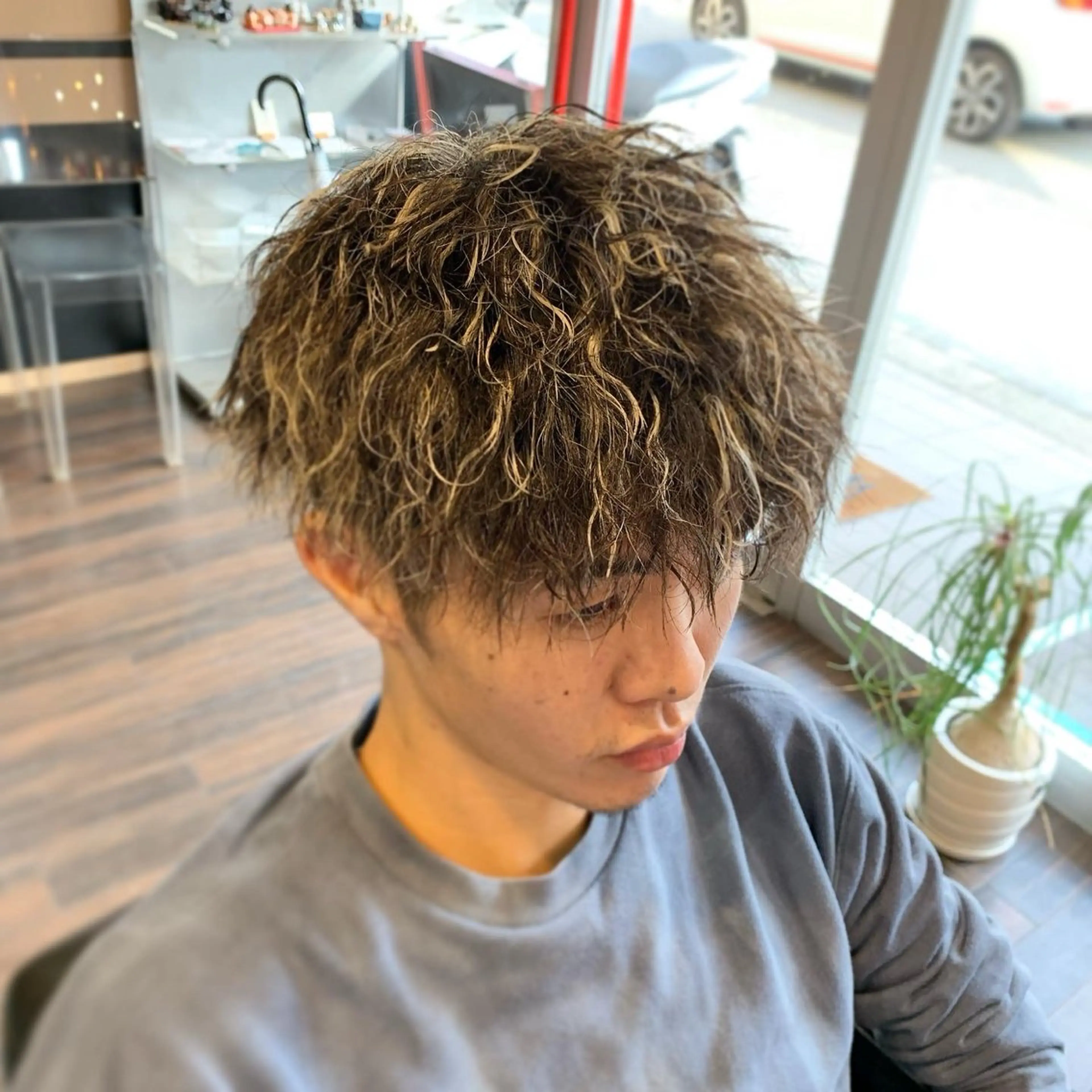 ショート カラー パーマ メンズ メンズハイライト マッシュ メンズパーマ ハイライトカラー ハイライト カット パーマ トリートメント 西尾 太郎のヘアスタイル