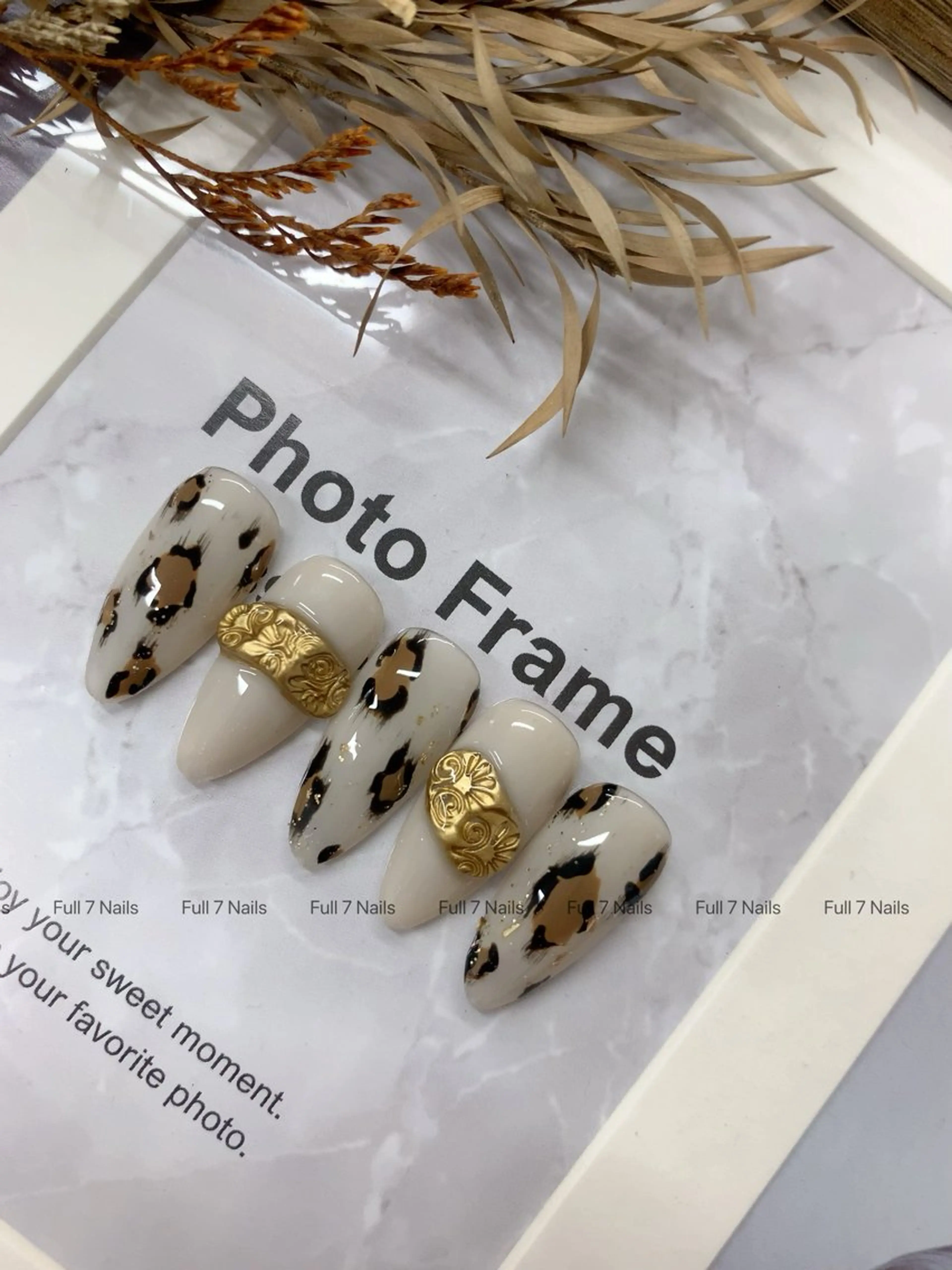 ミディアム ハンドネイル Full 7 Nails所属・Full 7Nail-団子のネイルデザイン