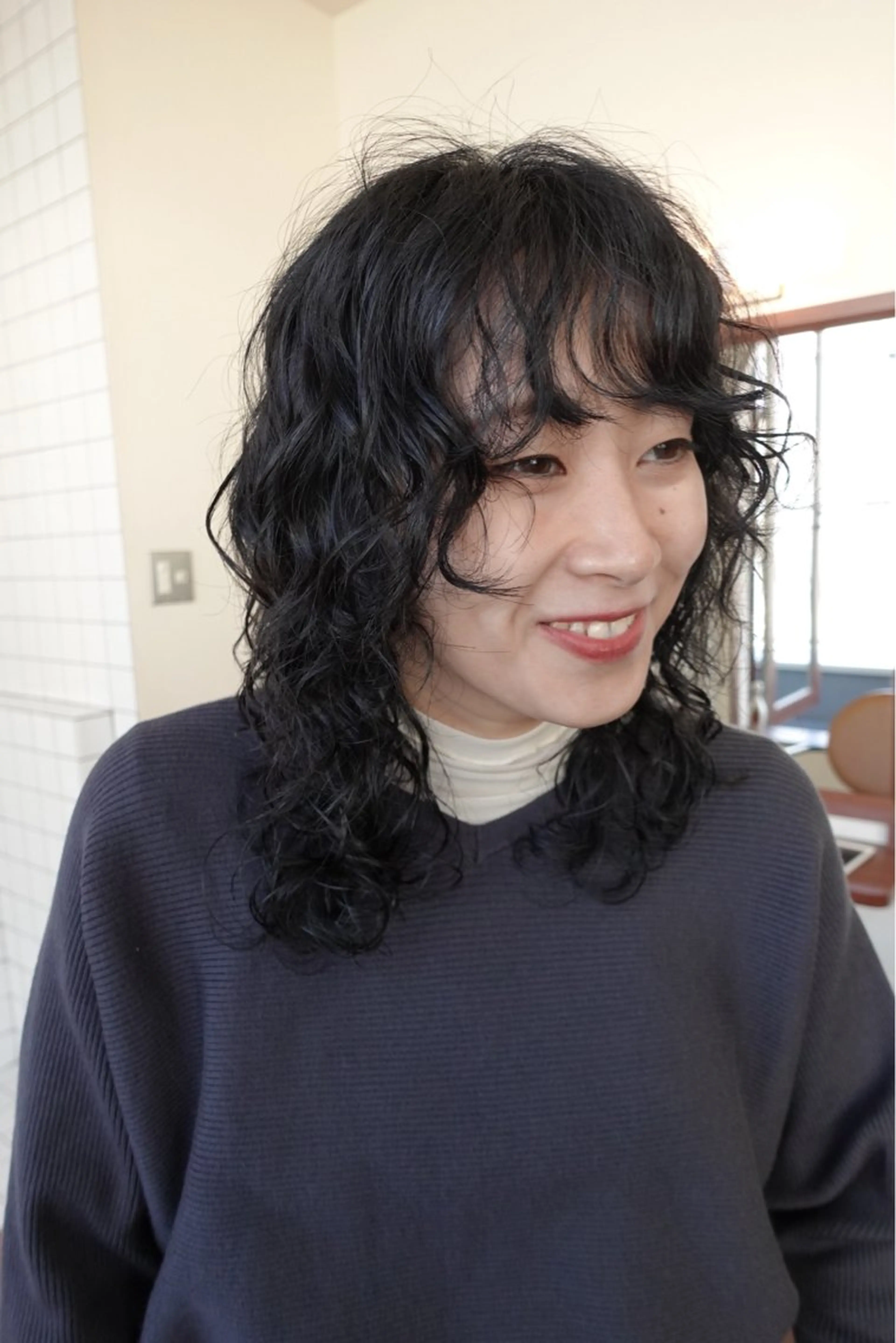 ミディアム カラー パーマ ミディアムパーマ 伸ばしかけ ウルフカット カット ヘアカラー パーマ ボブパーマ/パーマ ウルフパーマのヘアスタイル