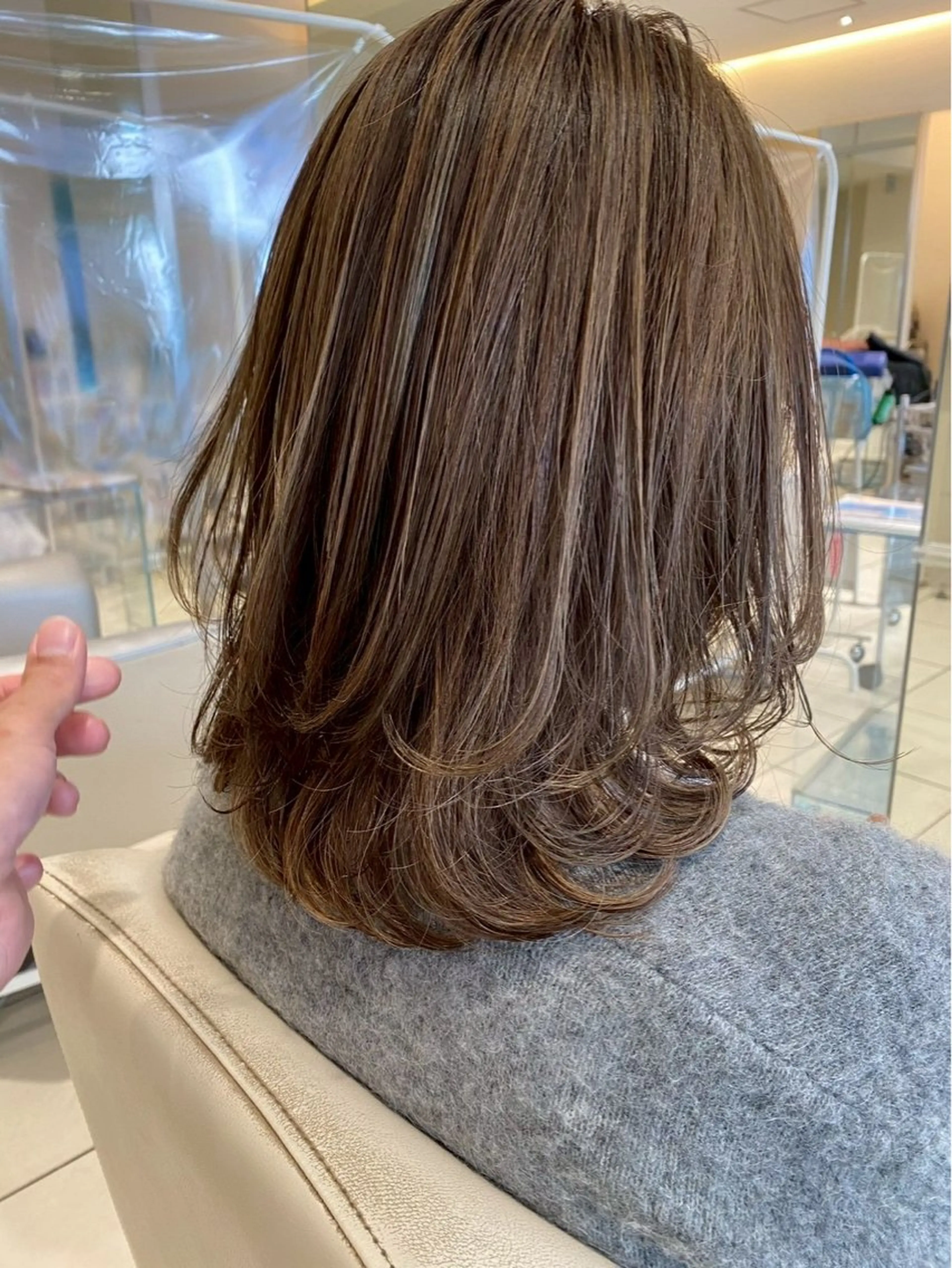 セミロング カラー 海希/ブリーチ透明カ ラー/レイヤーカットのヘアスタイル