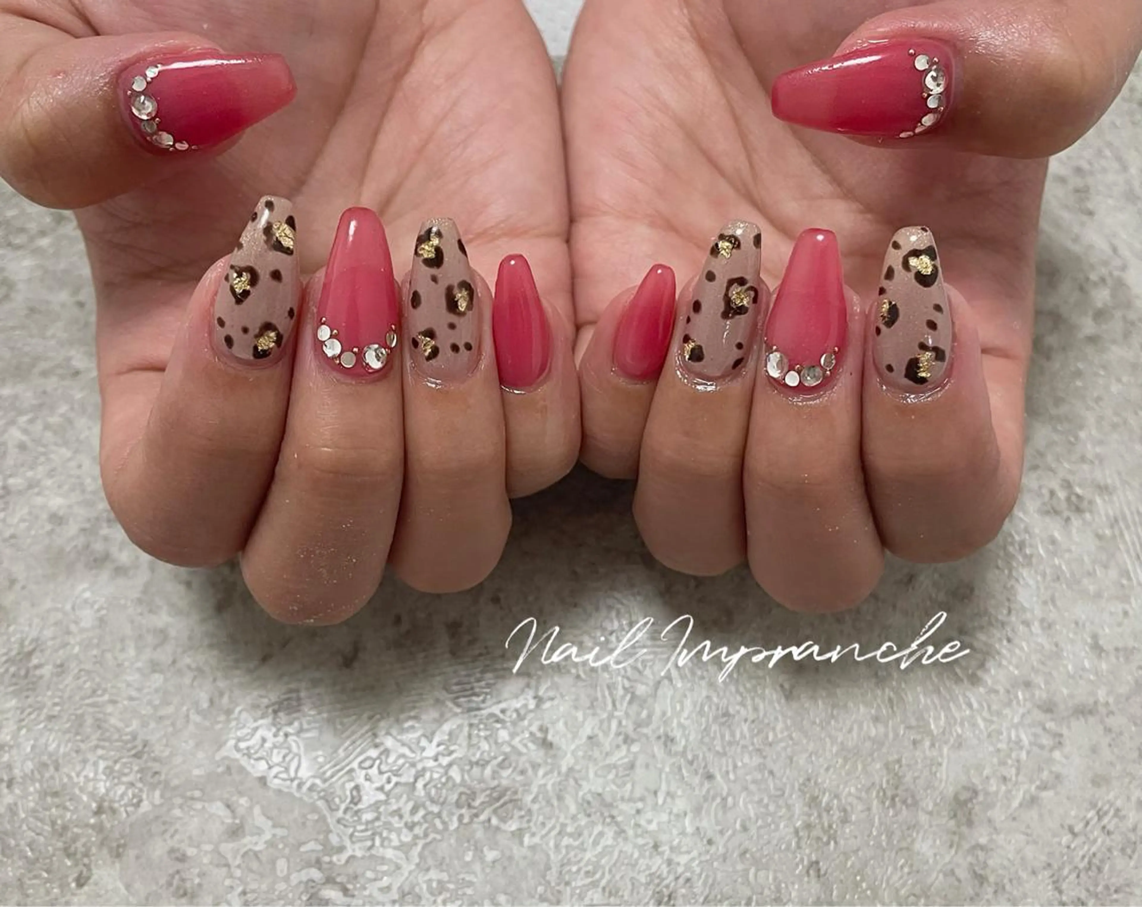 ロング カラー ヘアアレンジ ネイル マツエク・マツパ レッドカラー アニマル柄 クリアネイル ハート 赤色 ハンドネイル 松井 亜由美のネイルデザイン