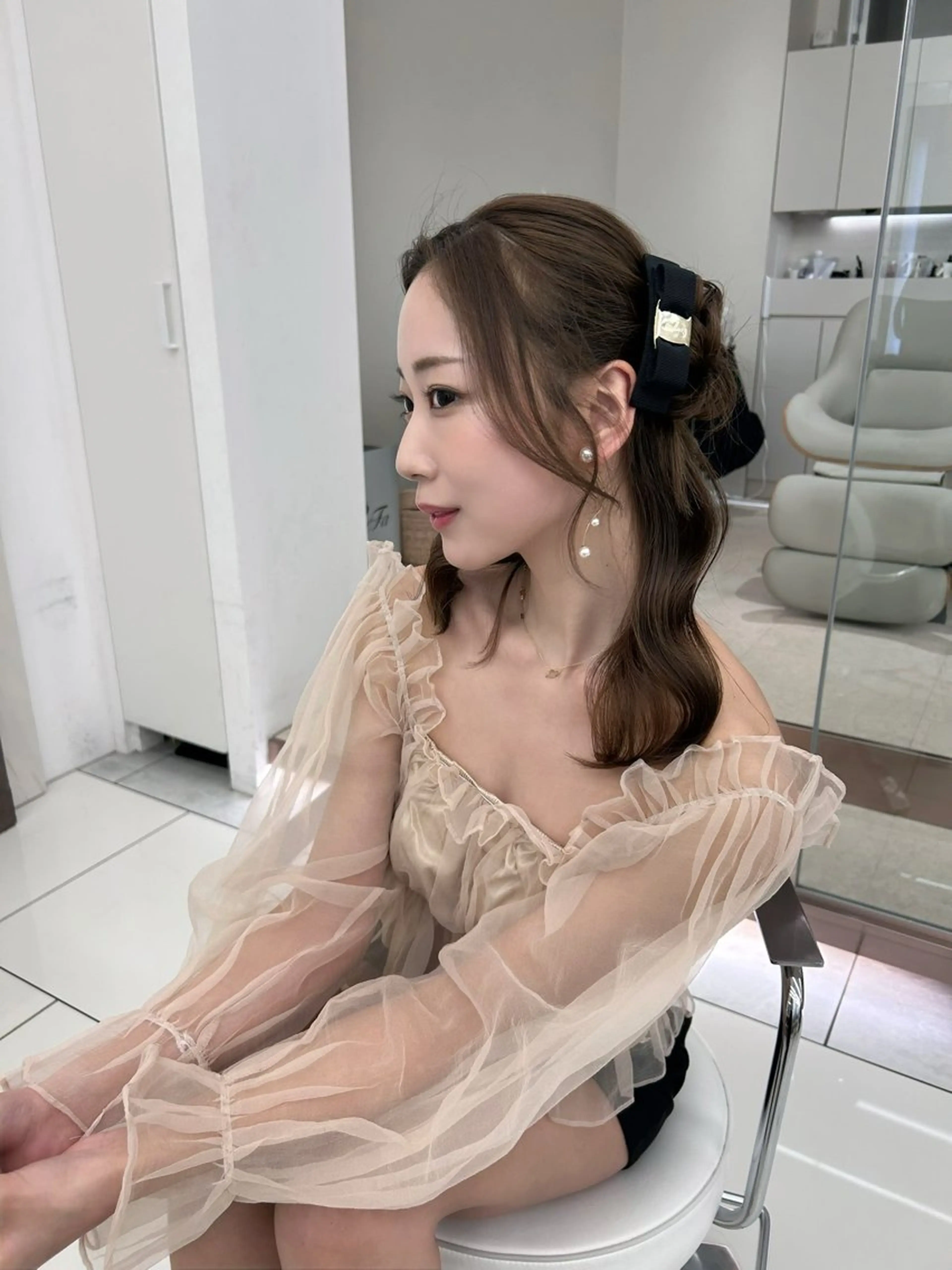 セミロング ヘアアレンジ 前髪/顔周り/透明感 艶カラーとどさんのヘアスタイル