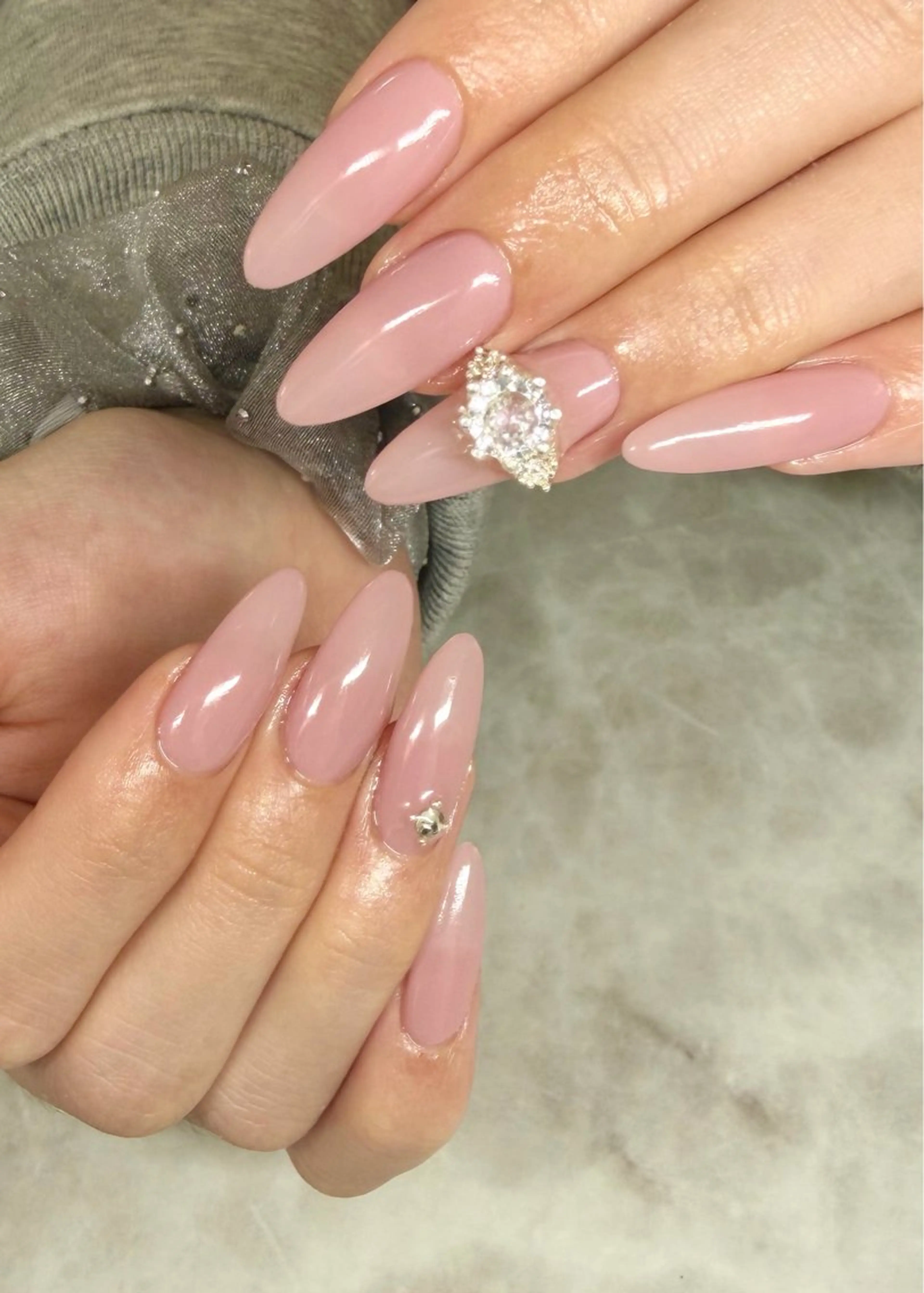 ロング ハンドネイル ダンビーニャム サロールのネイルデザイン