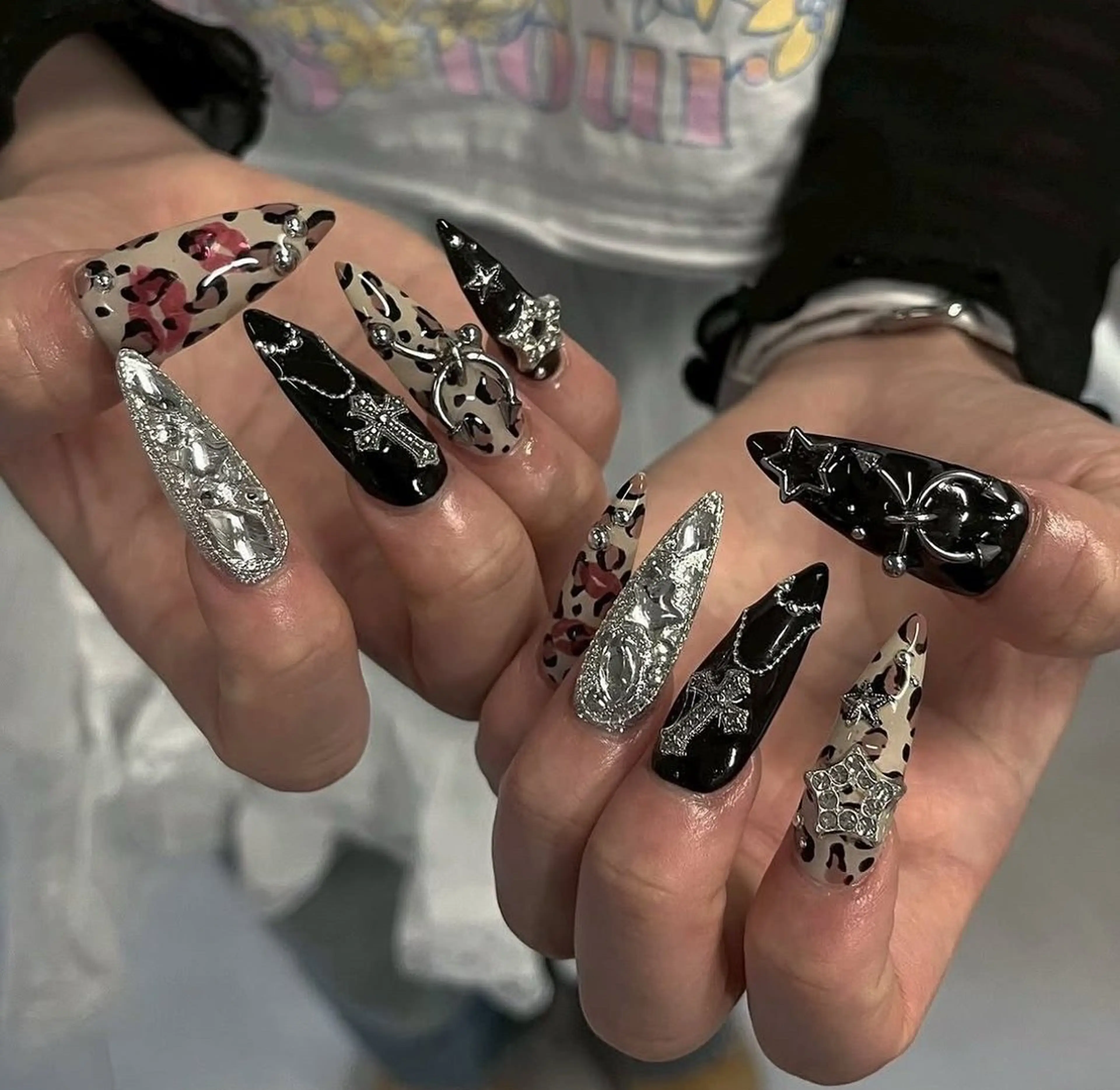 ネイル フレンチネイル グラデーション 韓国ネイル マグネットネイル シンプルネイル ハンドネイル CoMo Nail Studio所属・CoMo Nailのネイルデザイン