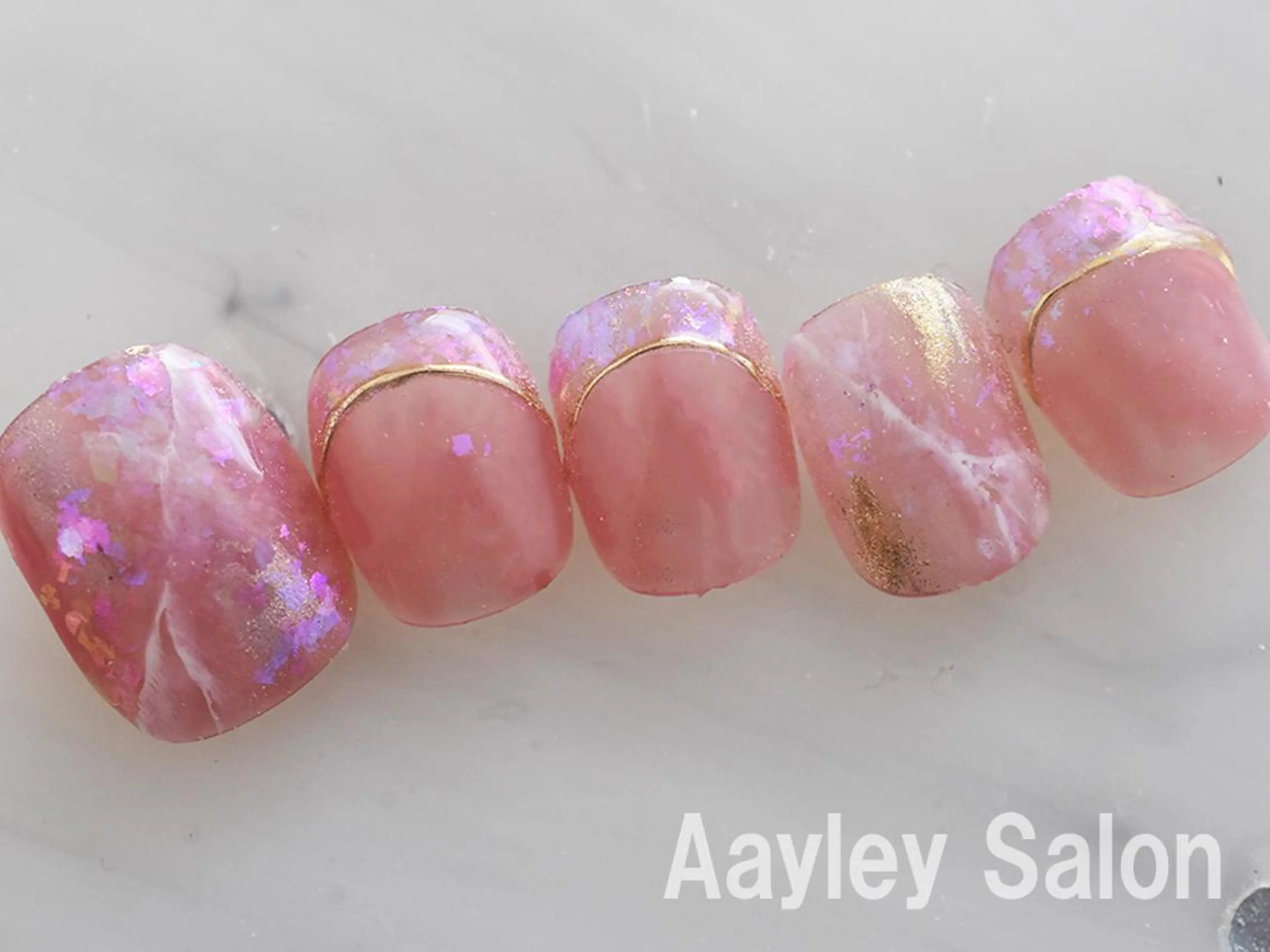 ミディアム カラー ネイル Aayley(アイリー)Salon所属・Aayley アイリ―サロンのネイルデザイン