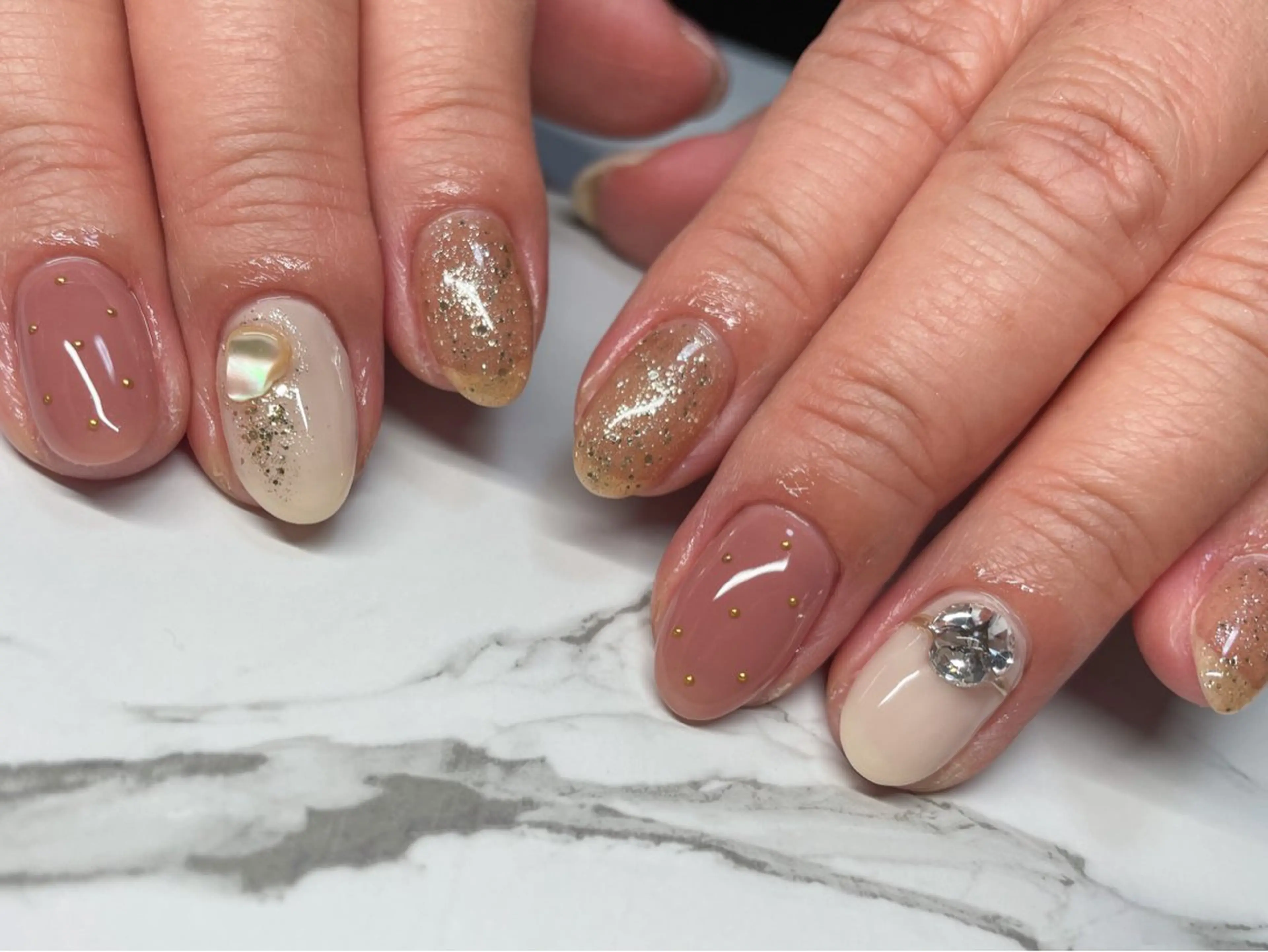 ネイル アートネイル ドット フットネイル ジェルネイル ゴールド ハンドネイル Nail salon Amicalのネイルデザイン