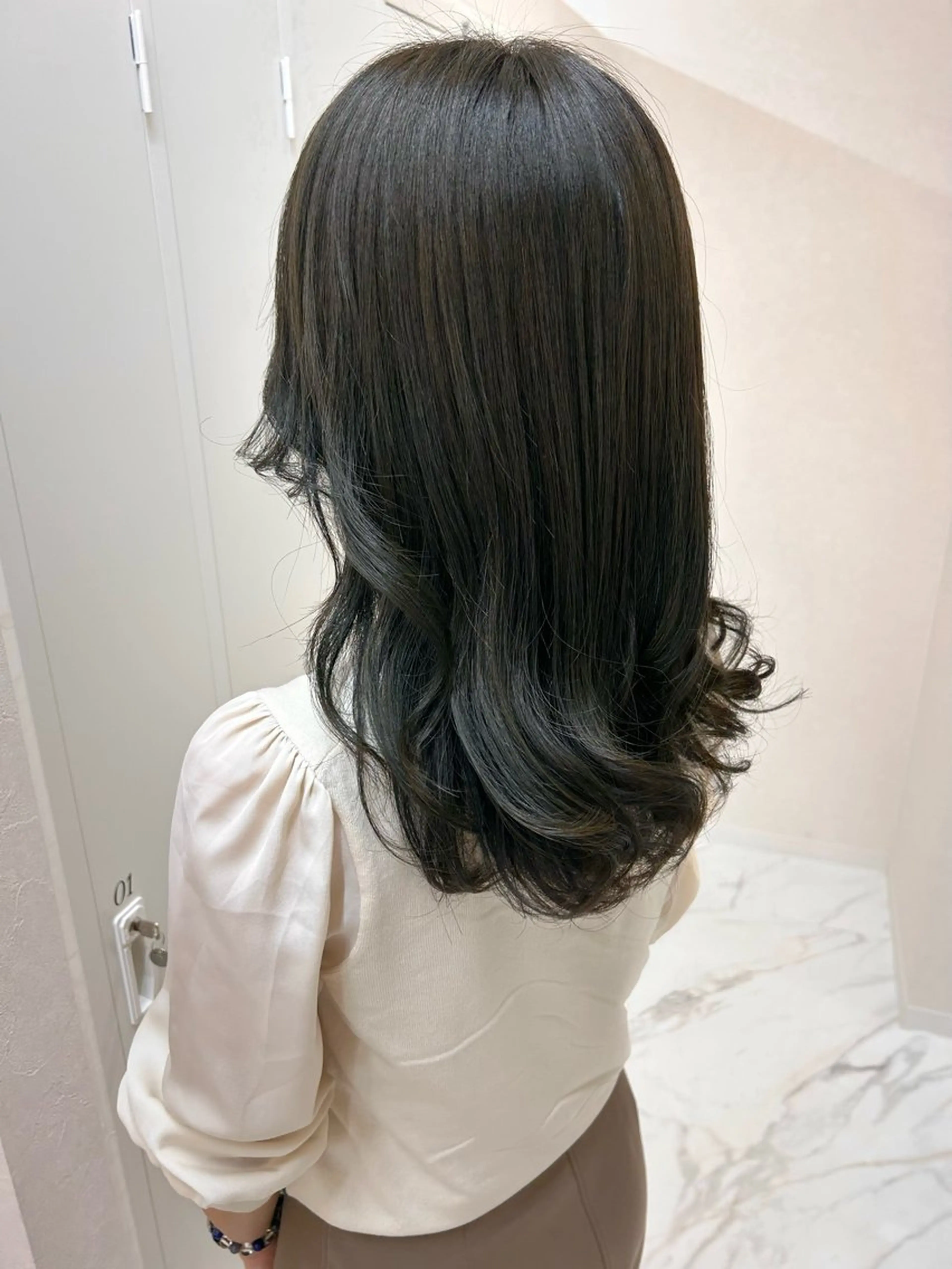 セミロング カラー グレージュ オリーブグレージュ オリーブグレー Saori / さおりのヘアスタイル