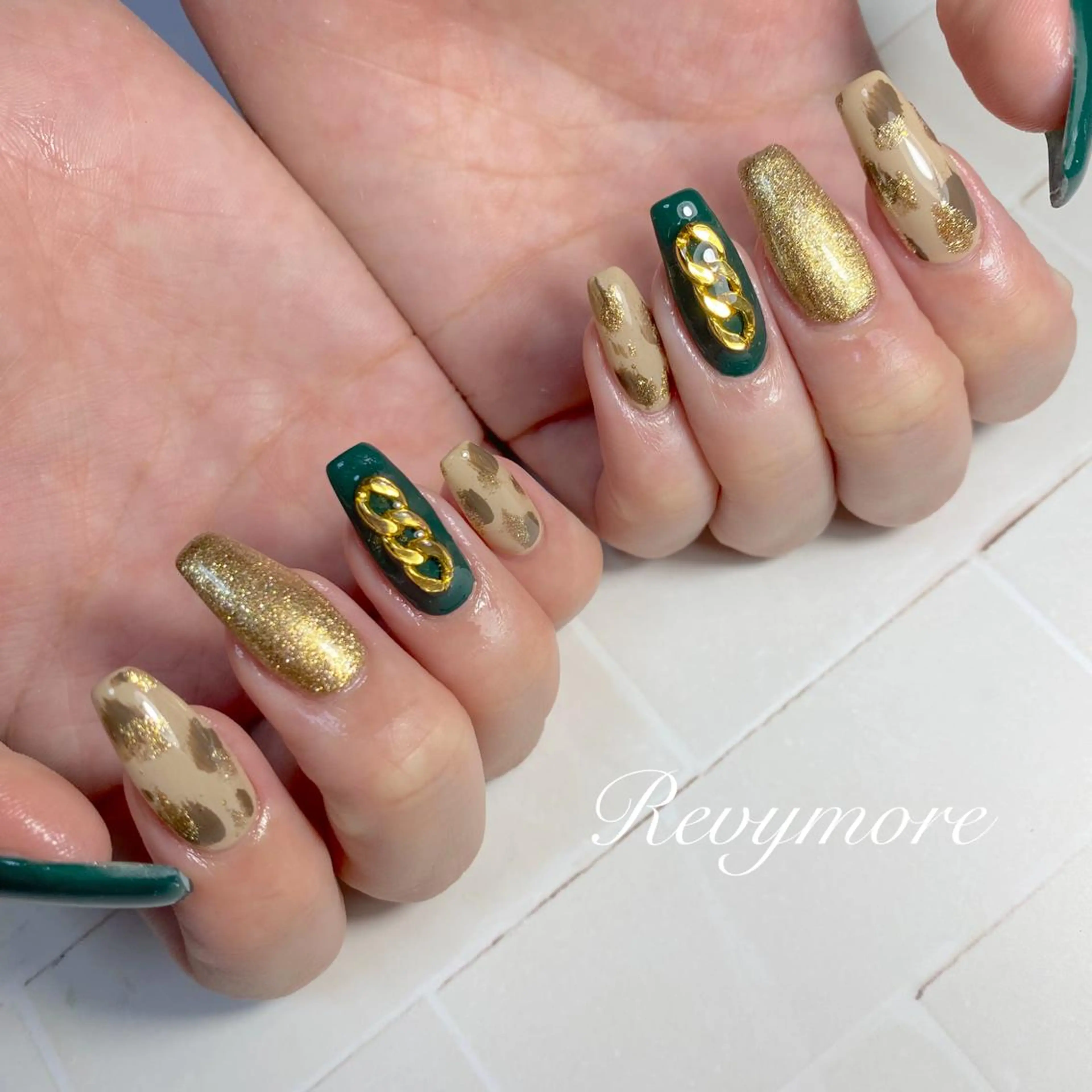 ミディアム ネイル 韓国風ヘア ジェルネイル グリーン キラキラネイル 韓国ネイル nail salon Revymore所属・nail salon Revymoreのネイルデザイン