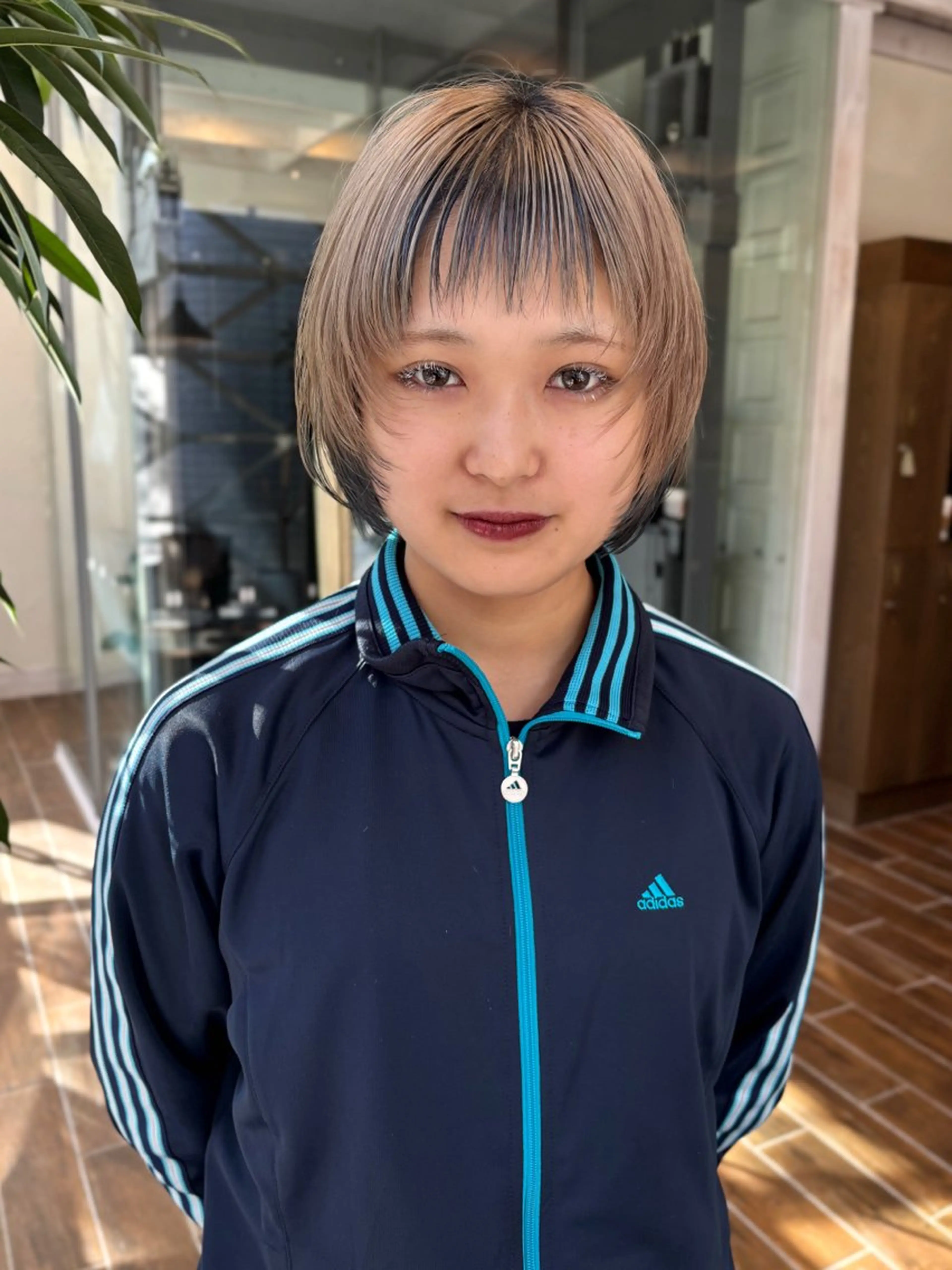 ミディアム ボブ 顔まわりレイヤー レイヤーカット シャギー ハイトーン/デザイン カラー/るいのヘアスタイル