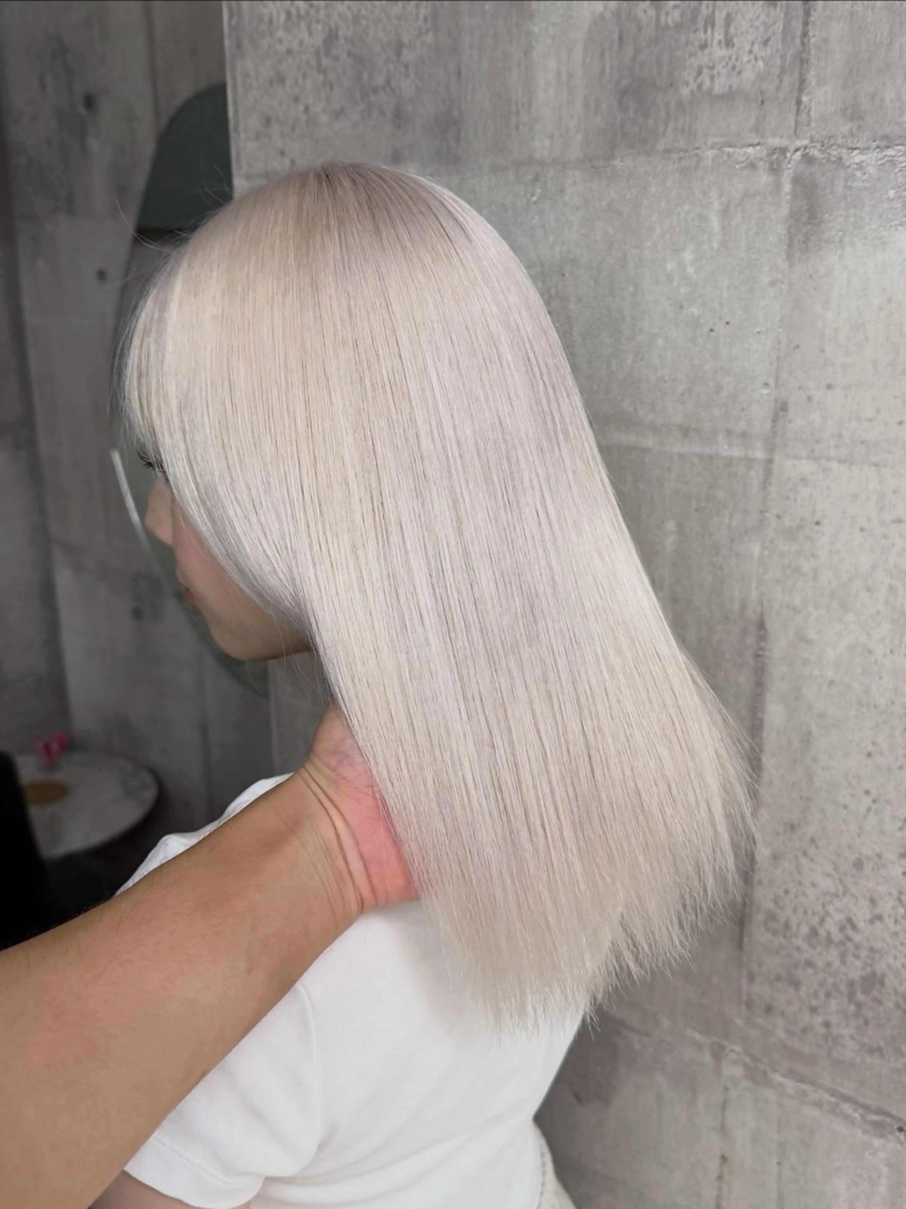 ミディアム カラー ヘアアレンジ ベージュカラー ブリーチ ブロンド デザインカラー ミルクティーベージュ ヘアカラー ハイトーン特化/ 複雑履歴修正/拓真のヘアスタイル