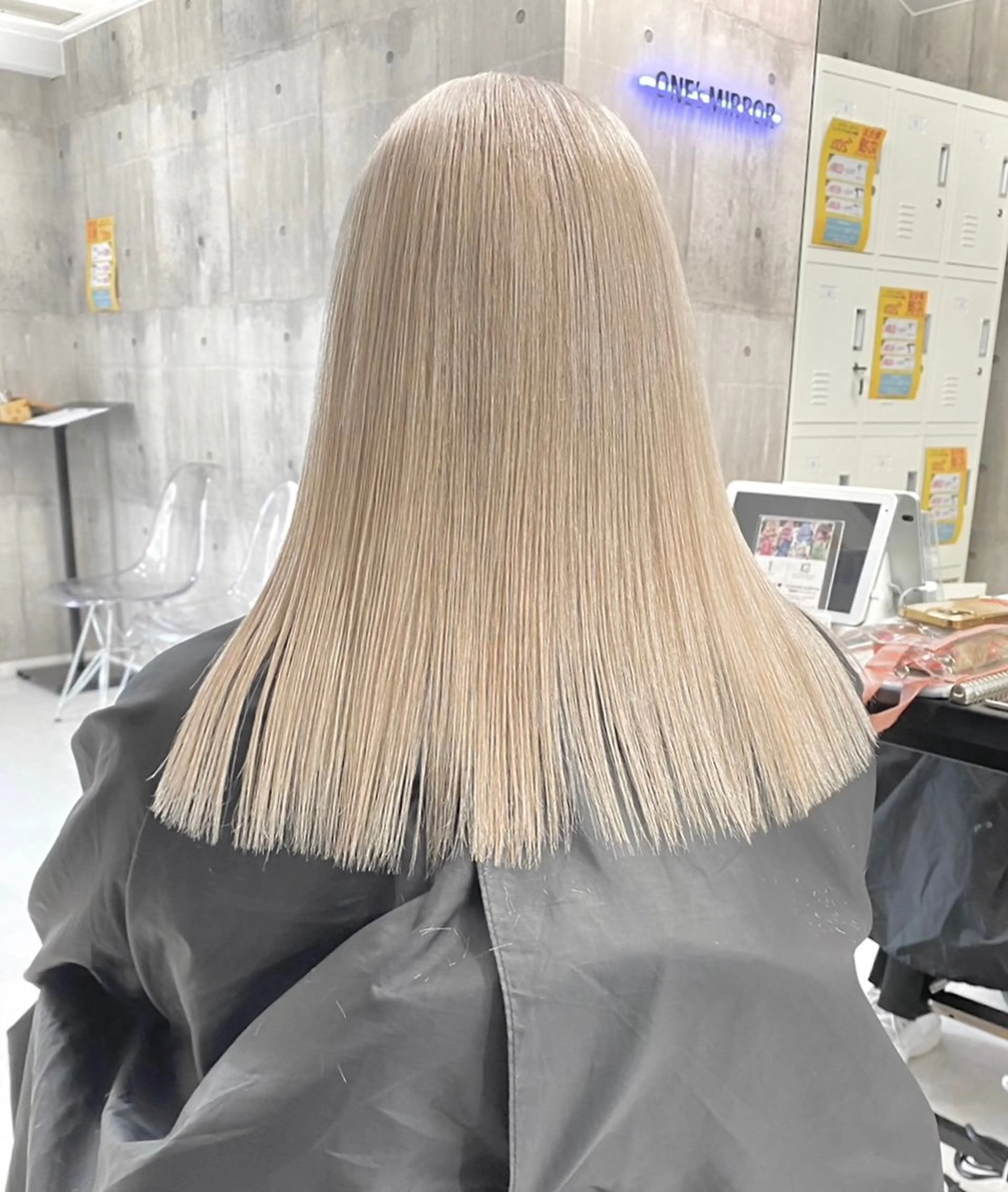 セミロング カラー ヘアカラー のん🎀ハイトーン/ レイヤーカット🐳のヘアスタイル