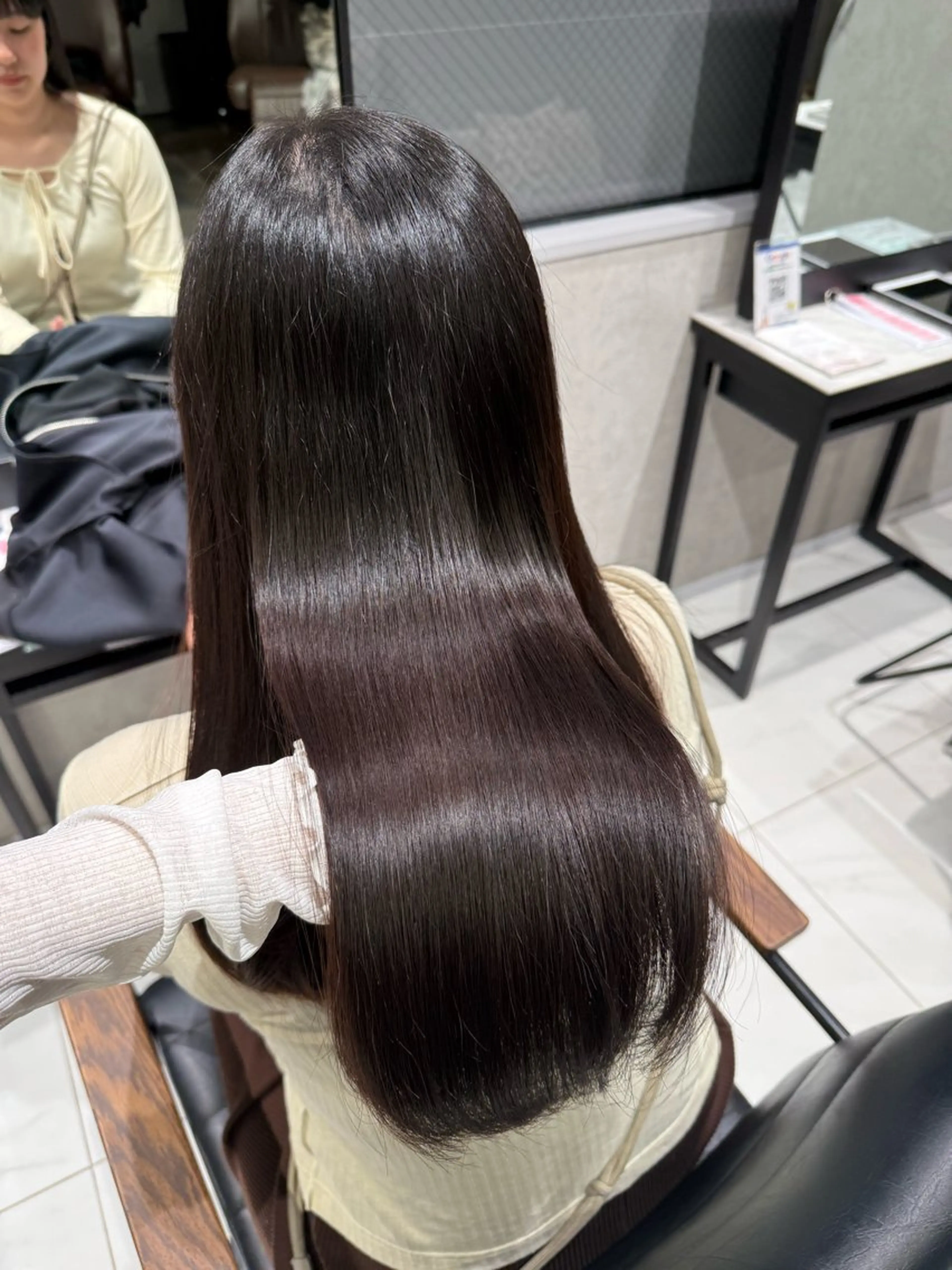 ロング トリートメント ヘアカラー トリートメント 艶ブラウン/赤み消し /盛れる顔周りのヘアスタイル