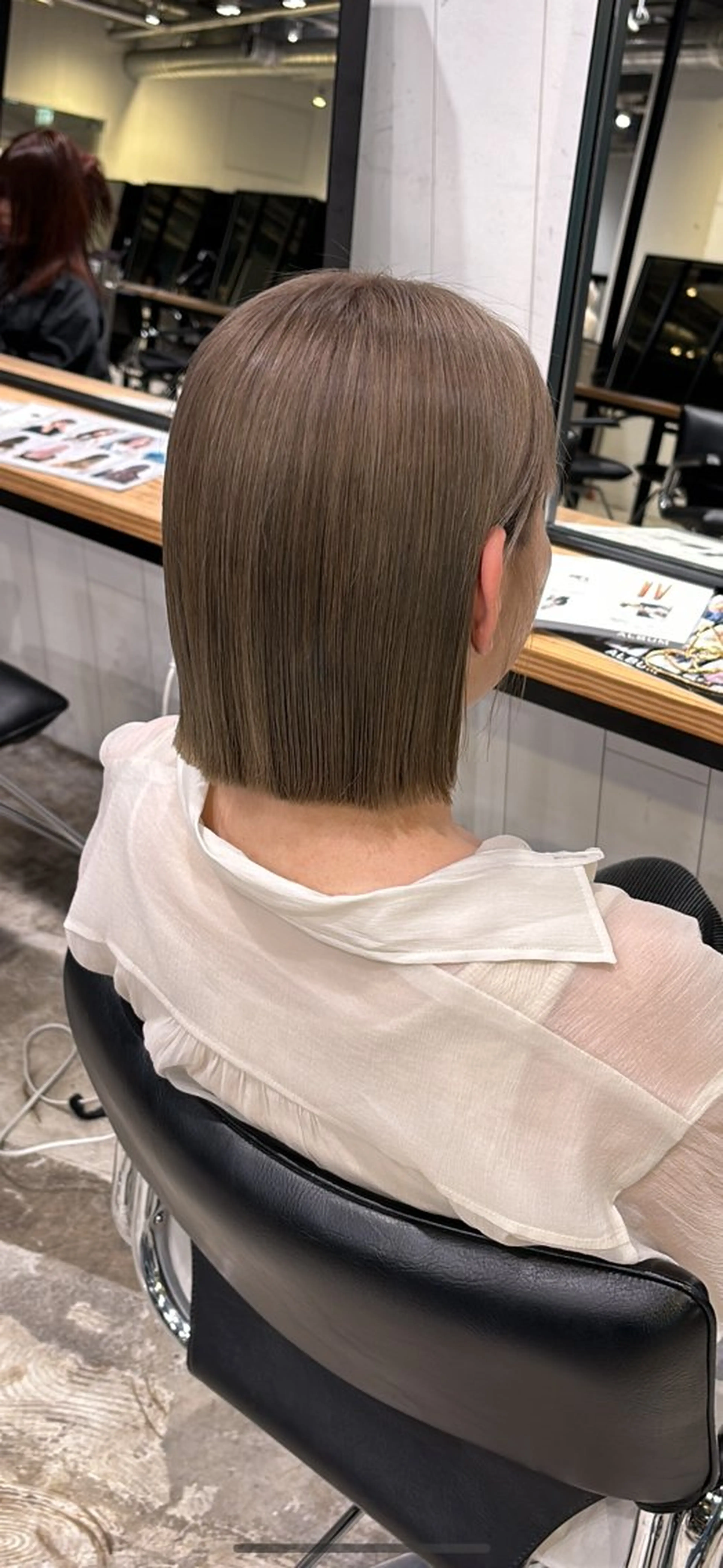 ミディアム ブリーチ/ハイトーン /大人バレイヤージュのヘアスタイル